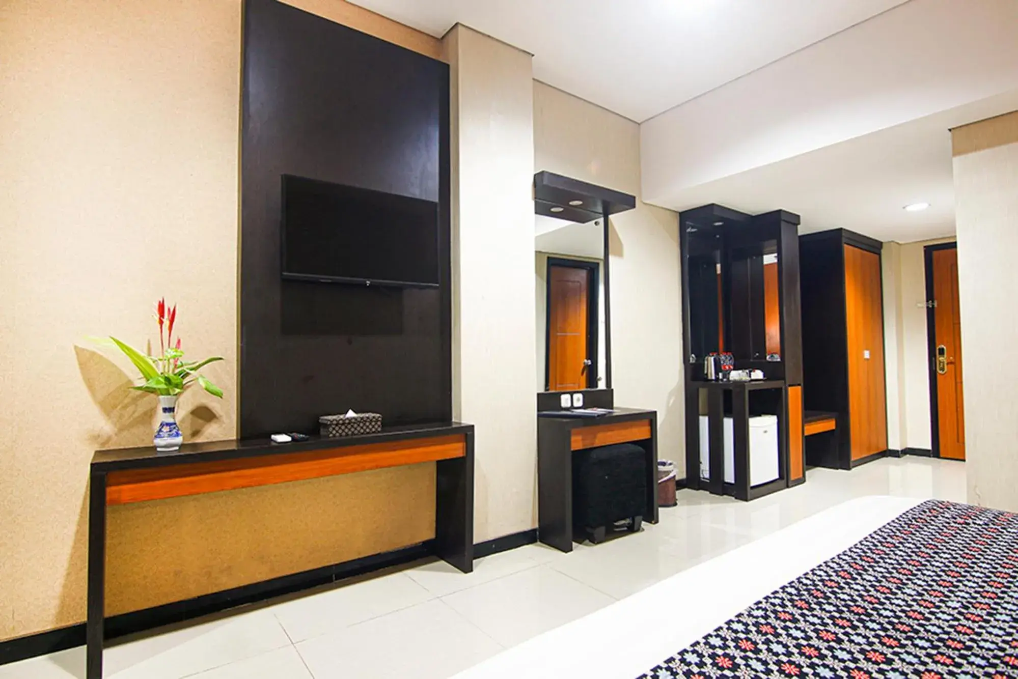 TV and multimedia, Bed in Parkside Mandarin Hotel Pekalongan TV and multimedia, Bed in Parkside Mandarin Hotel Pekalongan