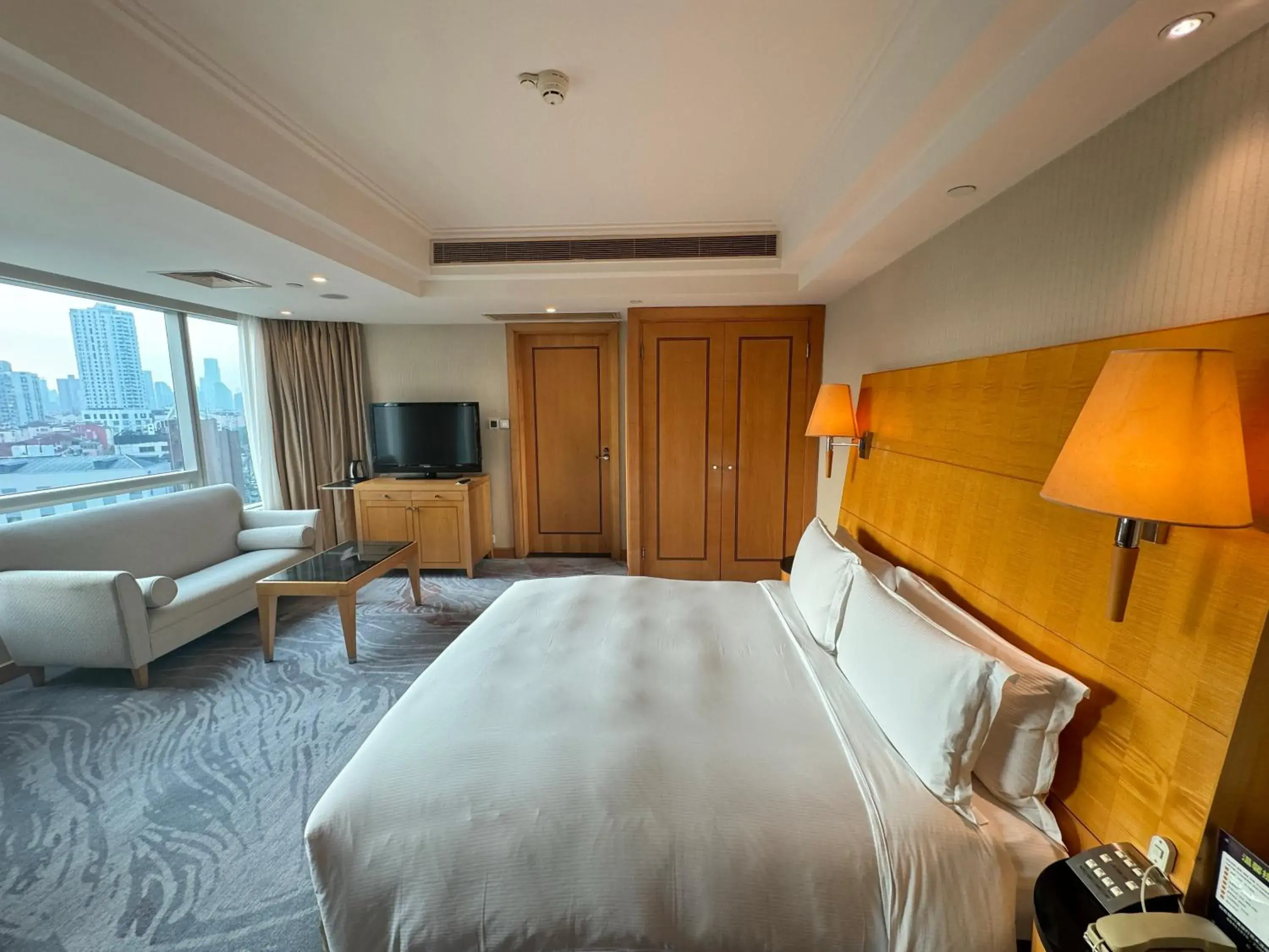 Accessible King Room in DoubleTree by Hilton Shanghai Pudong - Present welcome cookie Accessible King Room in DoubleTree by Hilton Shanghai Pudong - Present welcome cookie