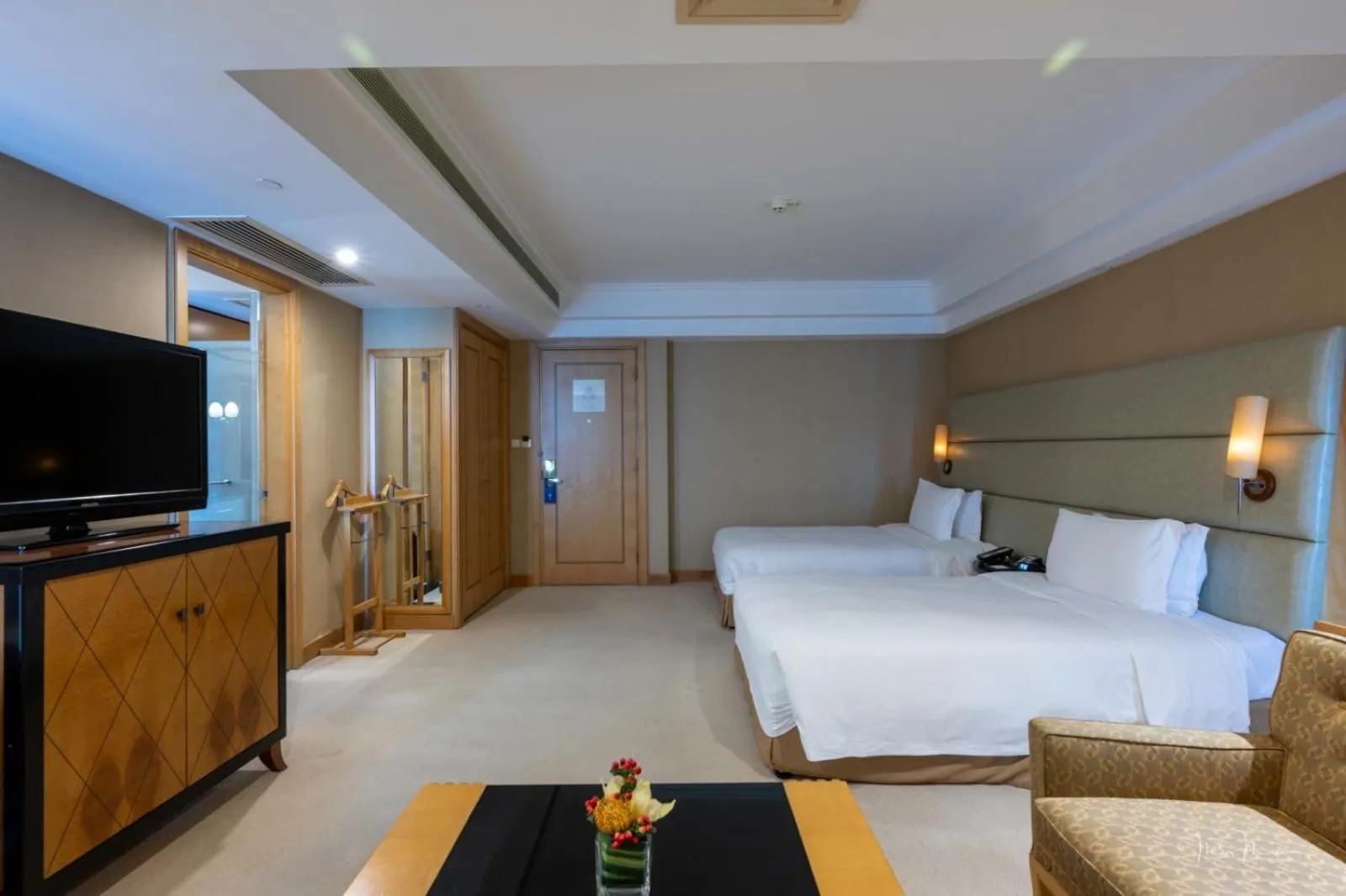 Bedroom, Bed in DoubleTree by Hilton Shanghai Pudong - Present welcome cookie