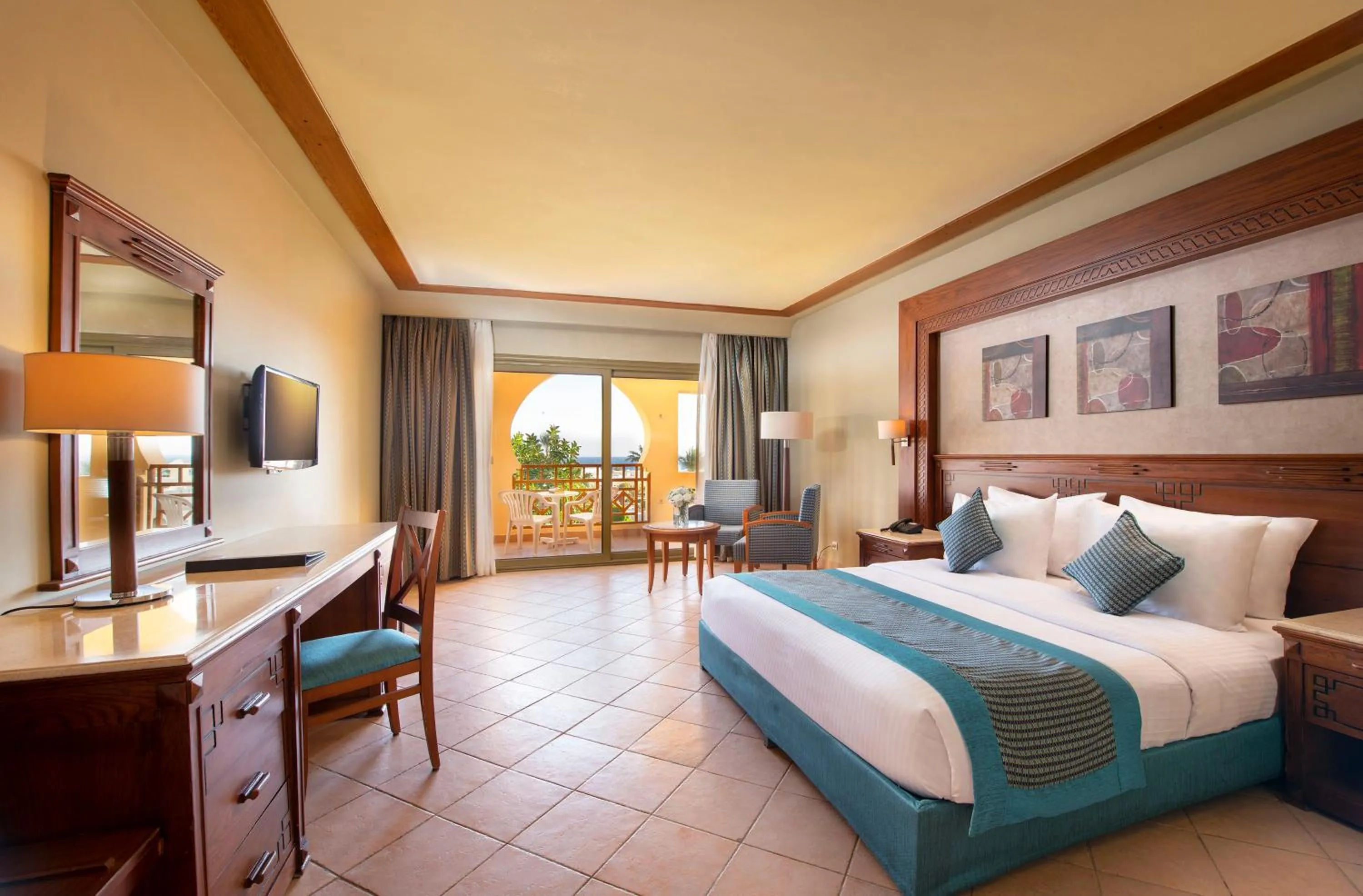 Bedroom, Bed in Charmillion Club Resort