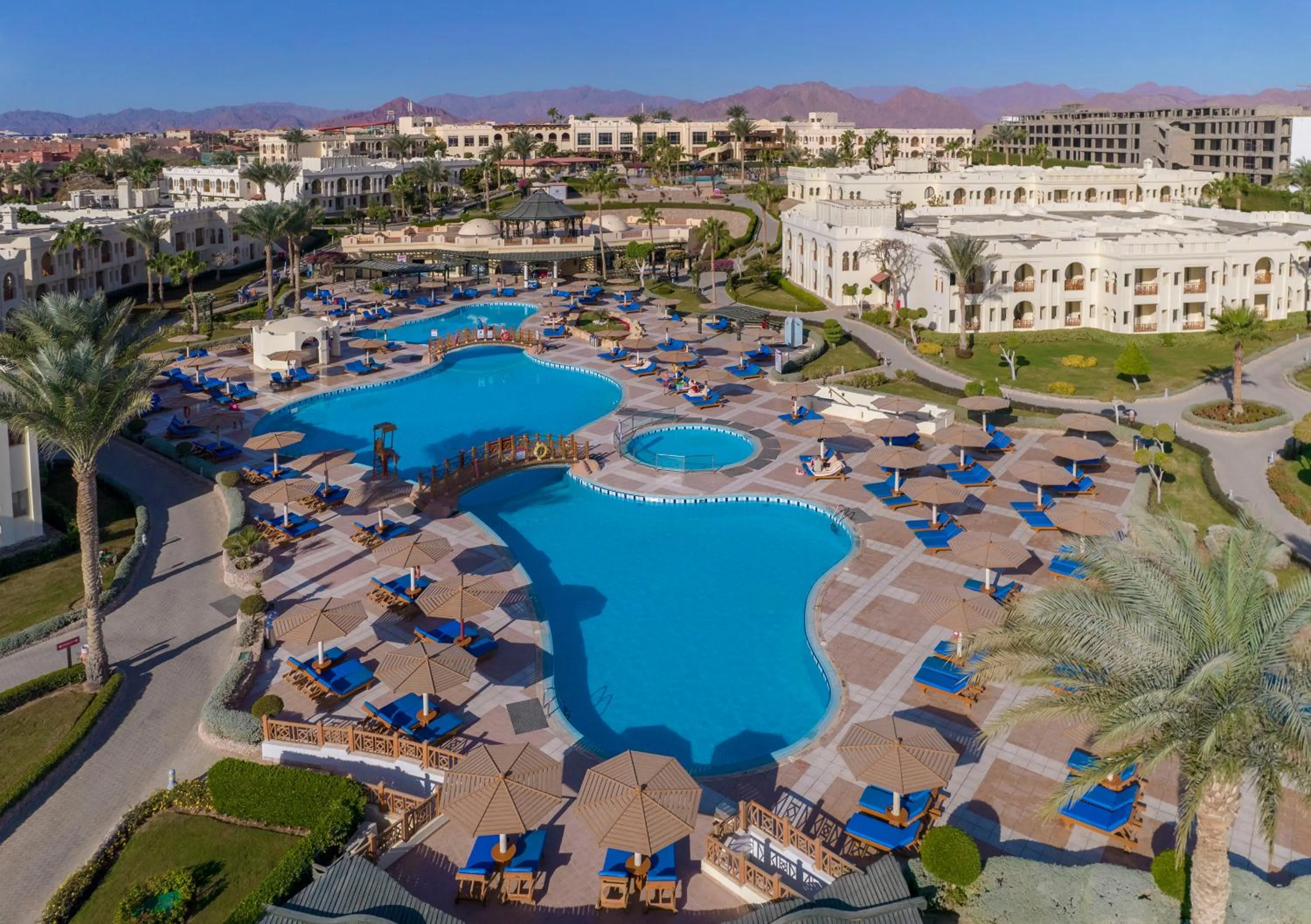 Swimming pool in Charmillion Club Resort