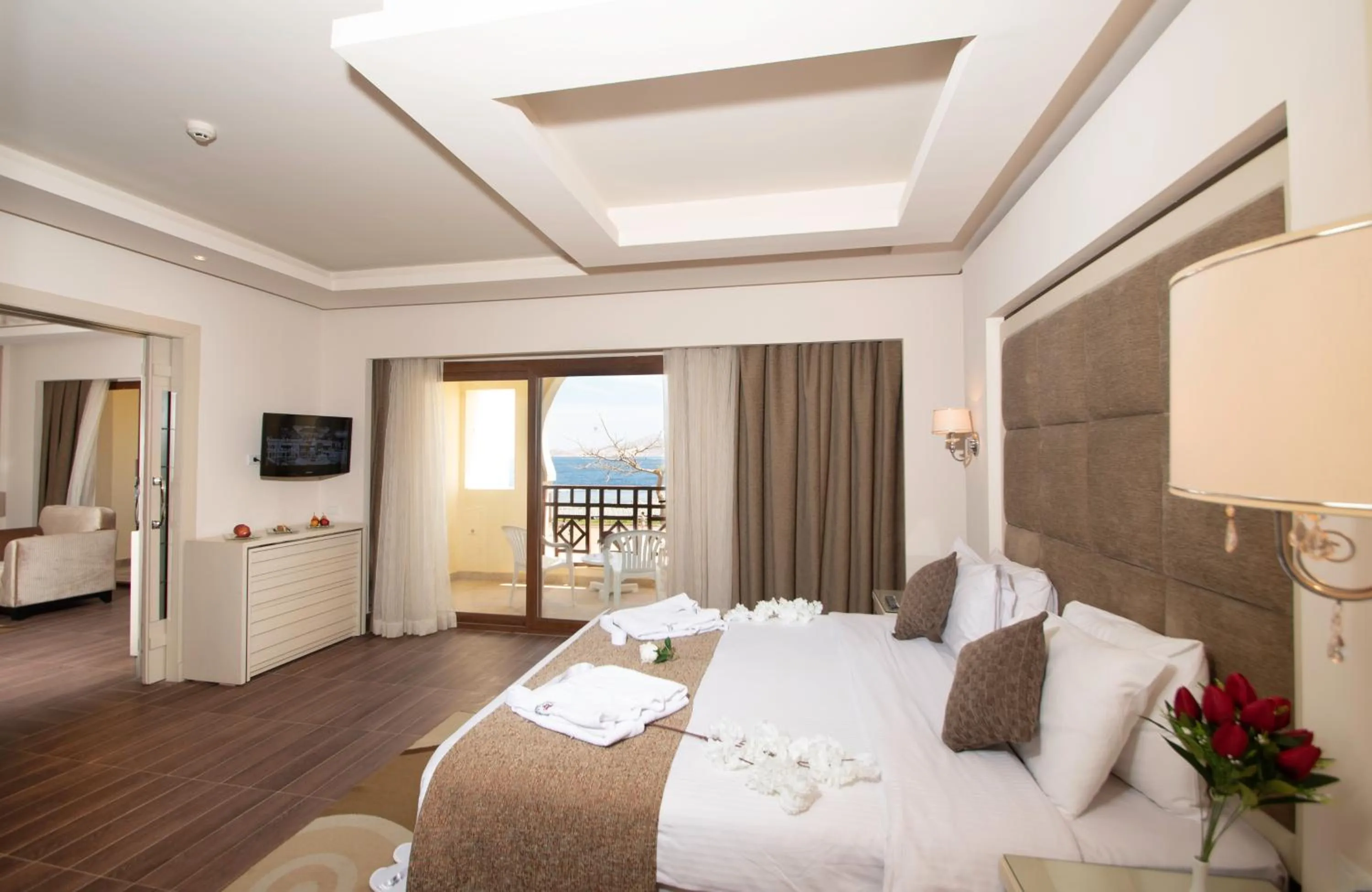 Bedroom, Bed in Charmillion Club Resort