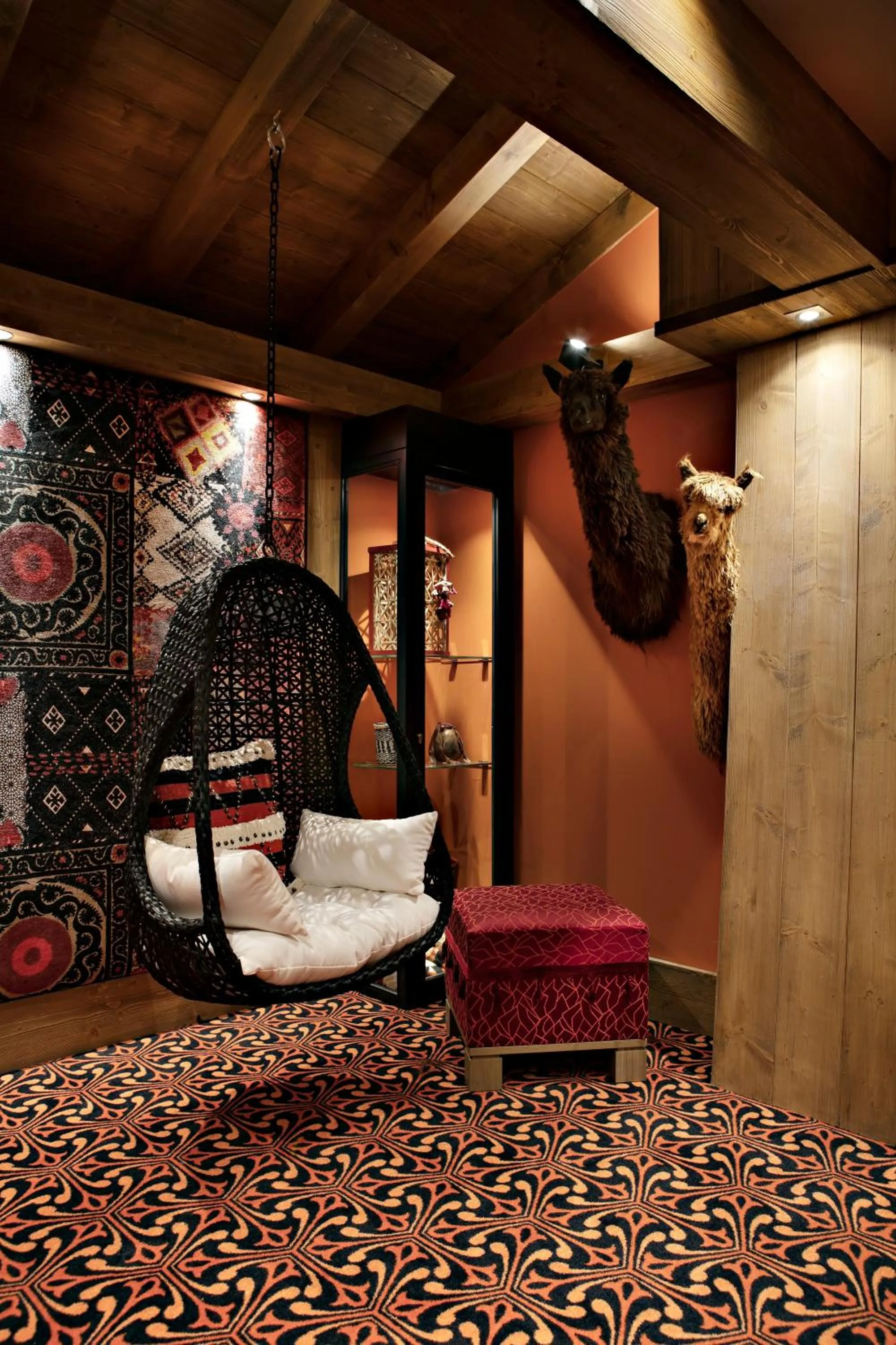 Decorative detail, Bed in MGM Hôtels & Résidences - Hôtel Les Suites d'Alexane