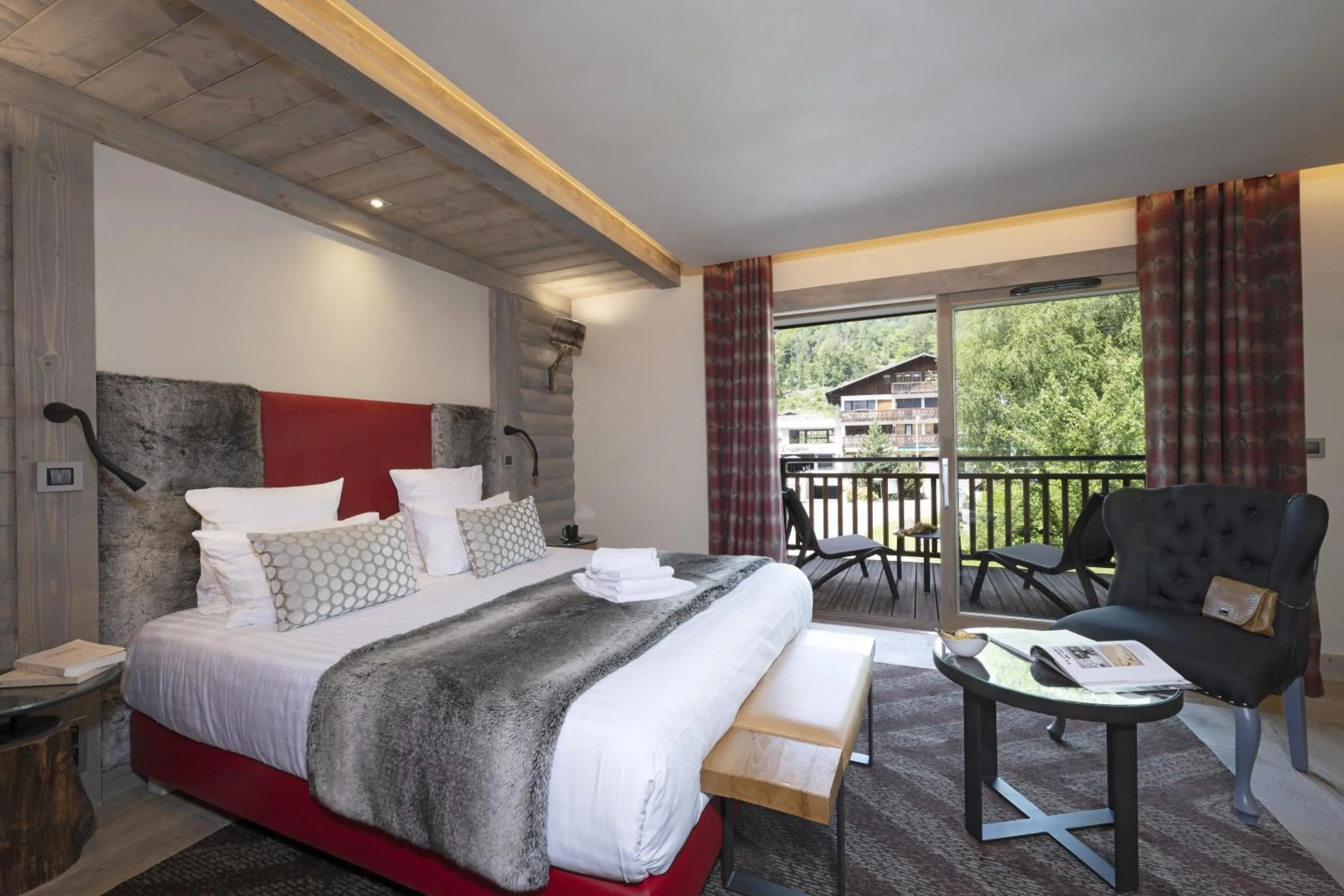 Photo of the whole room, Bed in MGM Hôtels & Résidences - Hôtel Les Suites d'Alexane