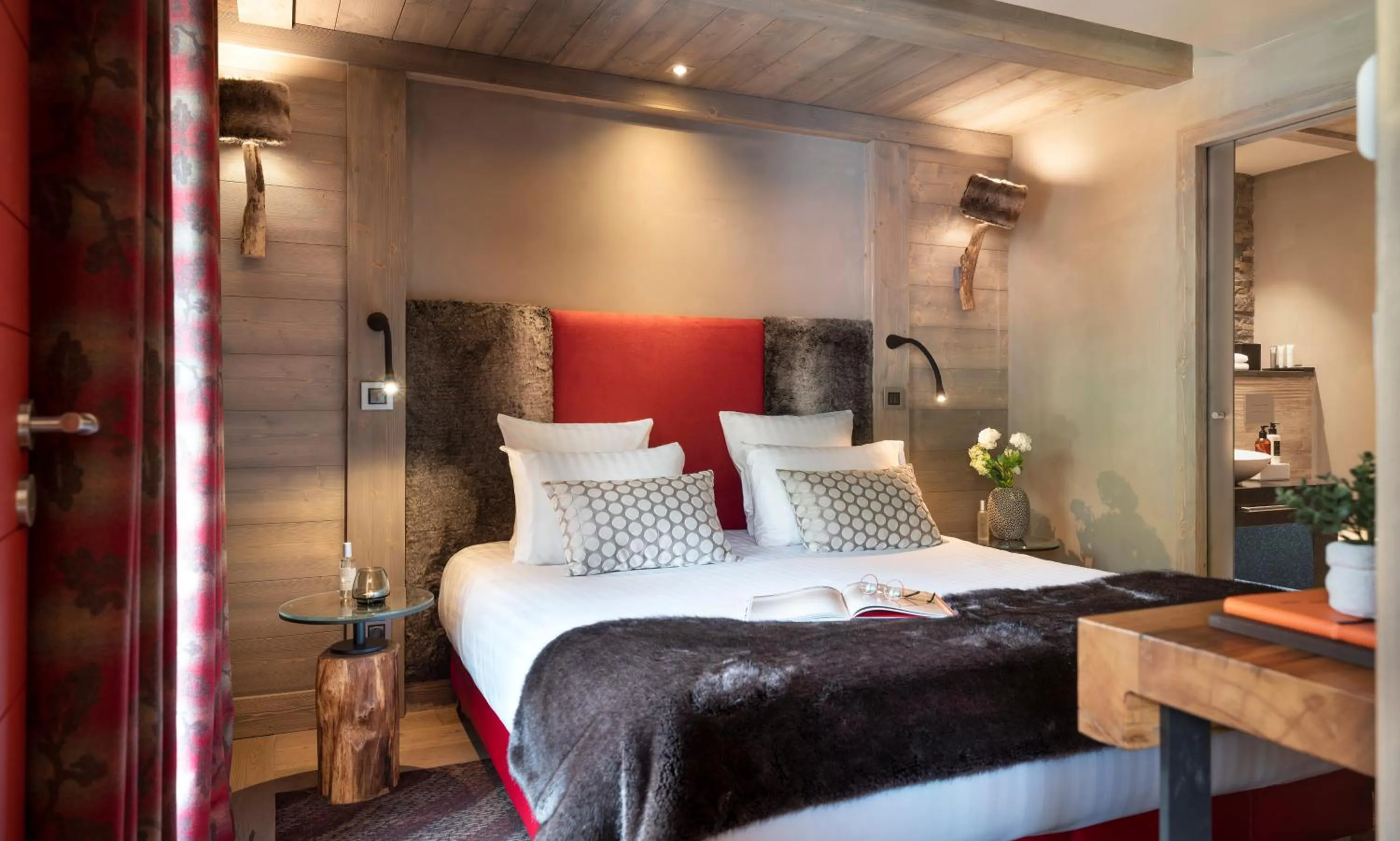 Photo of the whole room, Bed in MGM Hôtels & Résidences - Hôtel Les Suites d'Alexane