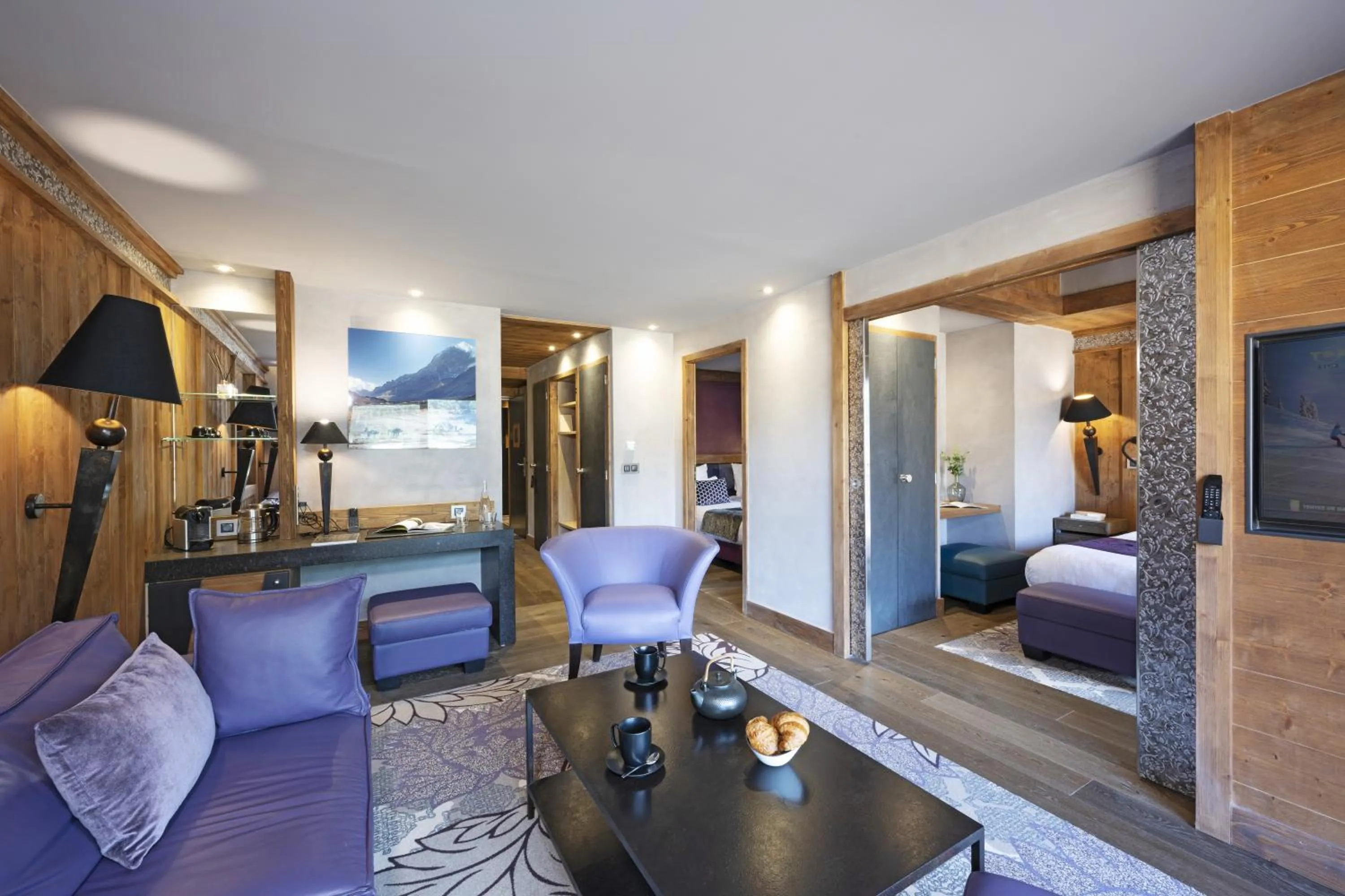 Living room, Bed in MGM Hôtels & Résidences - Hôtel Les Suites d'Alexane