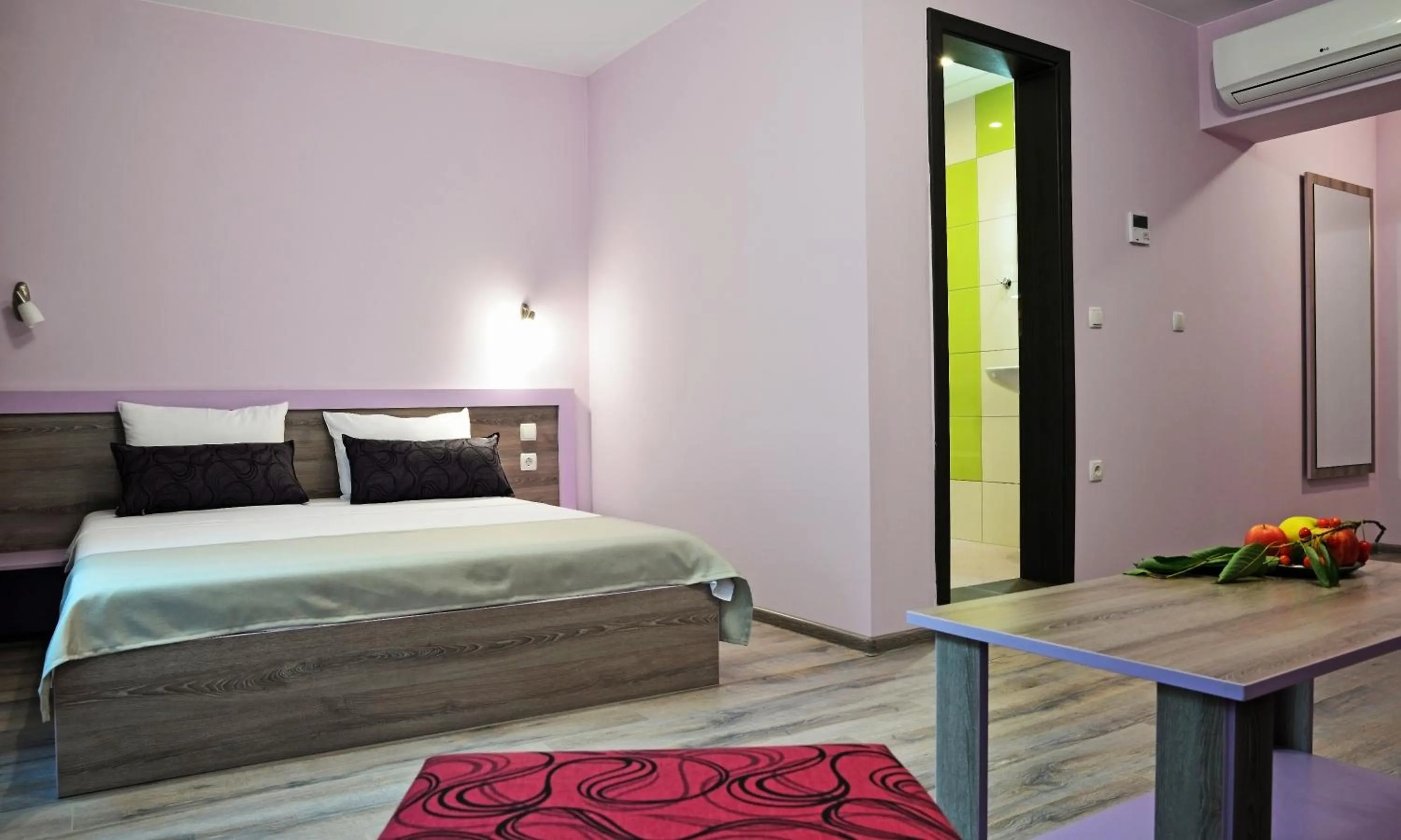 Shower, Bed in Visito Aparthouse