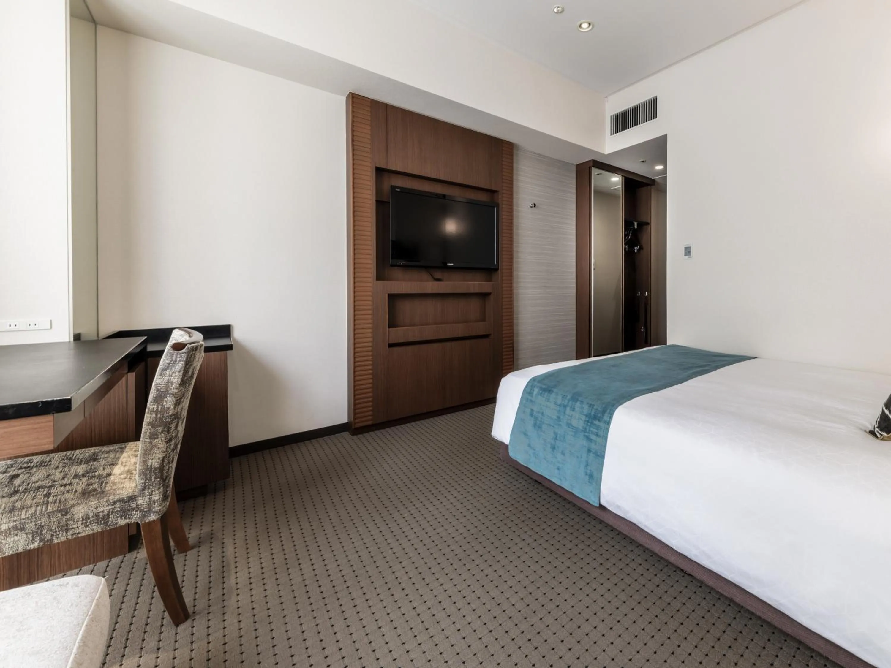 Bed in Solaria Nishitetsu Hotel Ginza