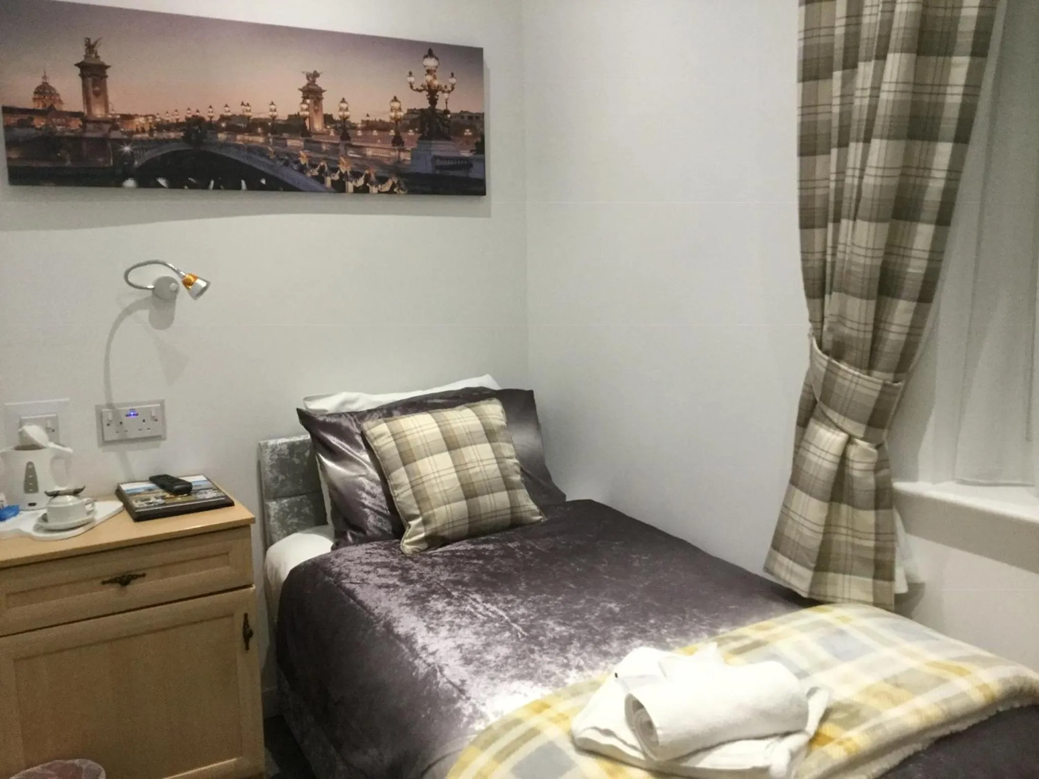 Shower, Bed in THE TREVONE, Llandudno