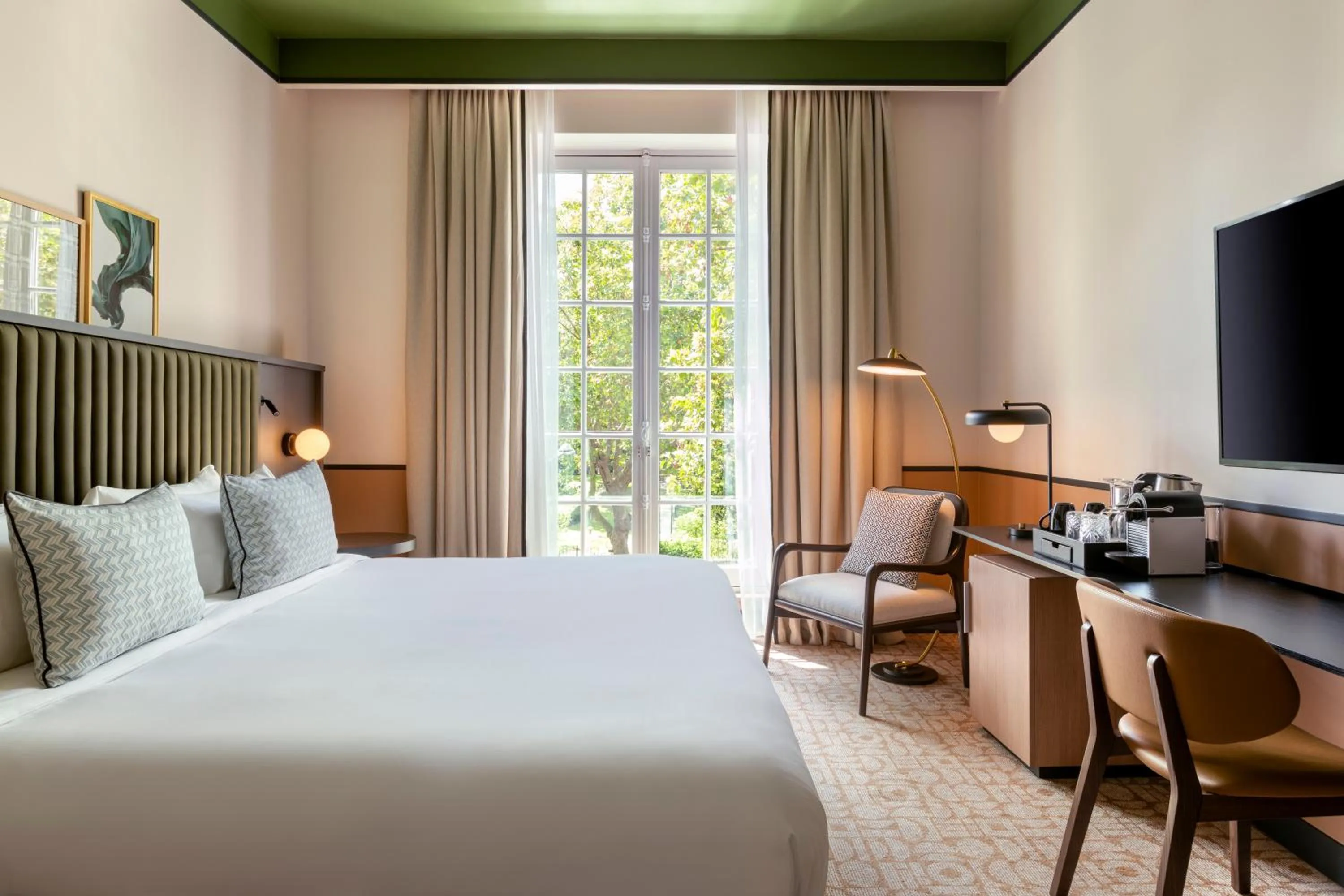 City view, Bed in Le Parchamp, a Tribute Portfolio Hotel, Paris Boulogne