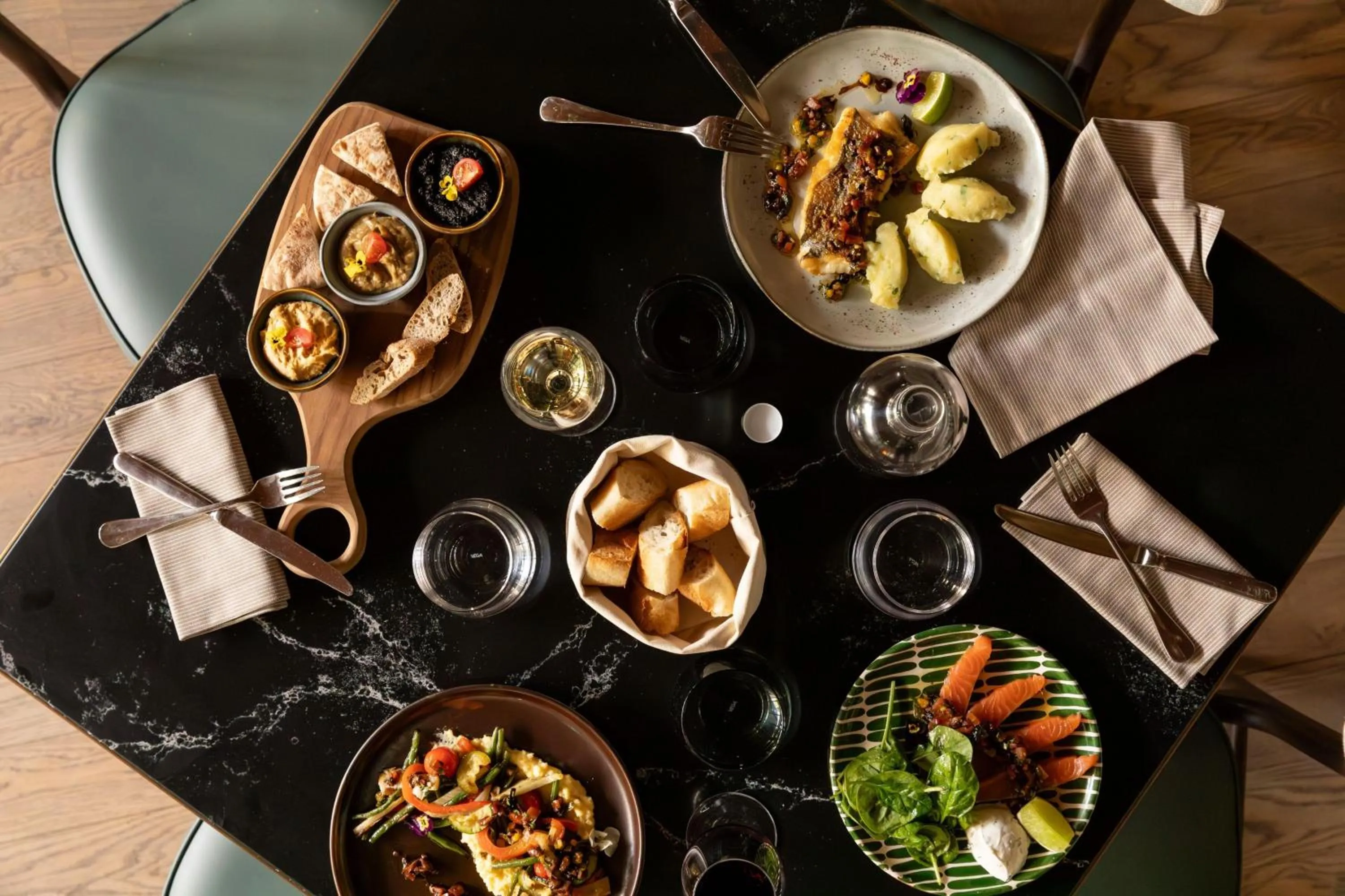 Restaurant/places to eat in Le Parchamp, a Tribute Portfolio Hotel, Paris Boulogne