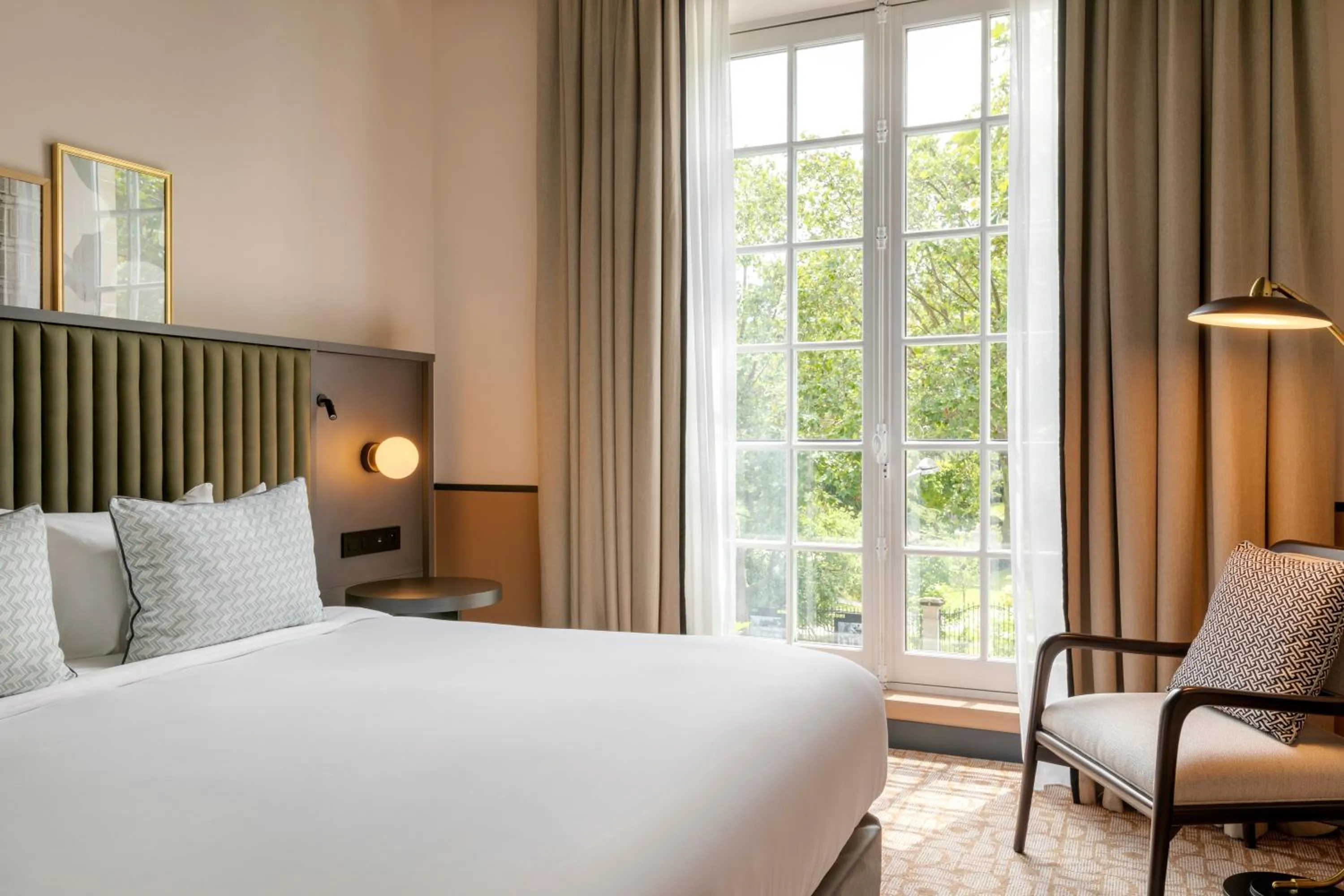 City view, Bed in Le Parchamp, a Tribute Portfolio Hotel, Paris Boulogne