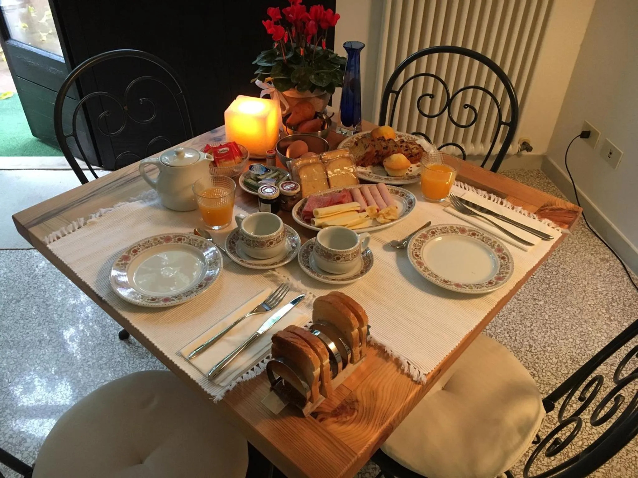 Food and drinks in Ca' Bert Villa dei Glicini B&B