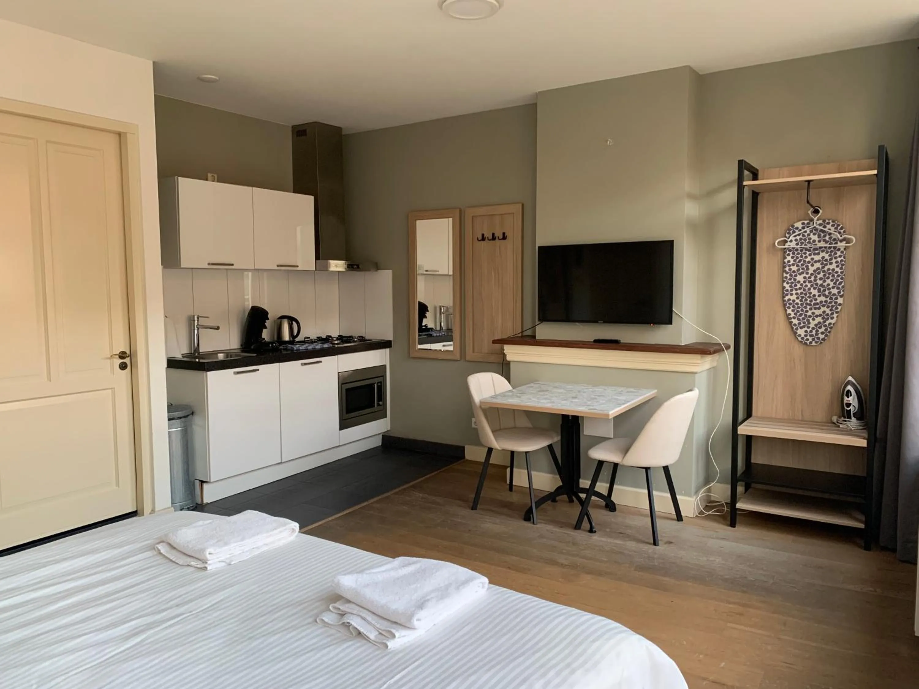 Dining area, Bed in Plantage Hortus Apartments