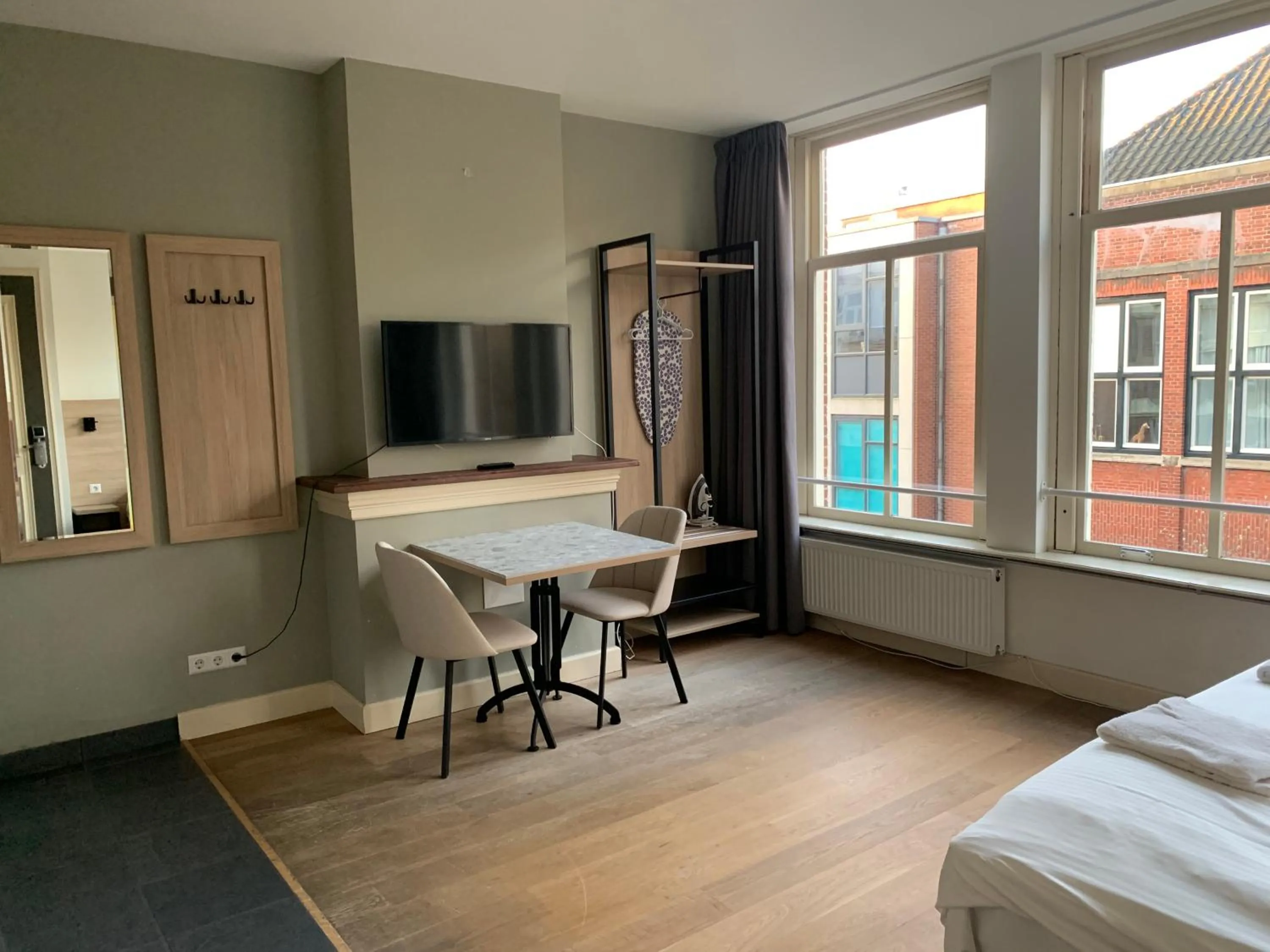 Dining area, Bed in Plantage Hortus Apartments