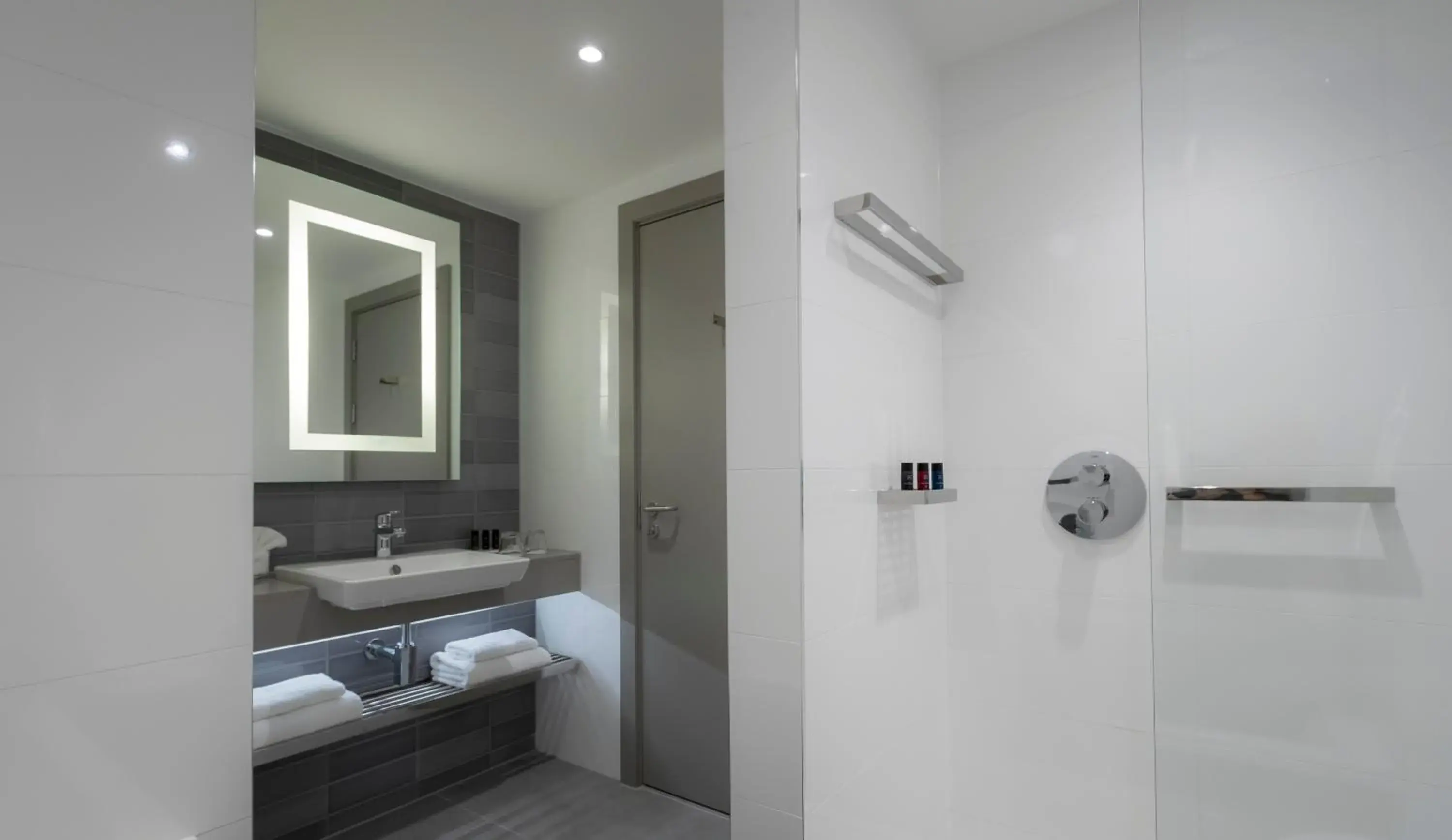 Shower, Bed in Clayton Hotel Charlemont Shower, Bed in Clayton Hotel Charlemont