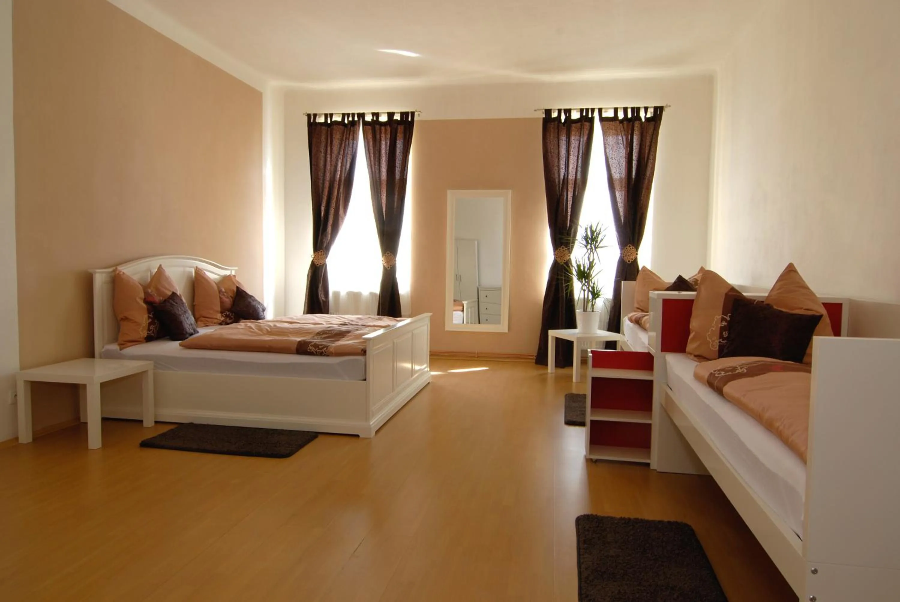 Quadruple Room with Shared Bathroom and Square View in Fontana Pizzeria - Pension