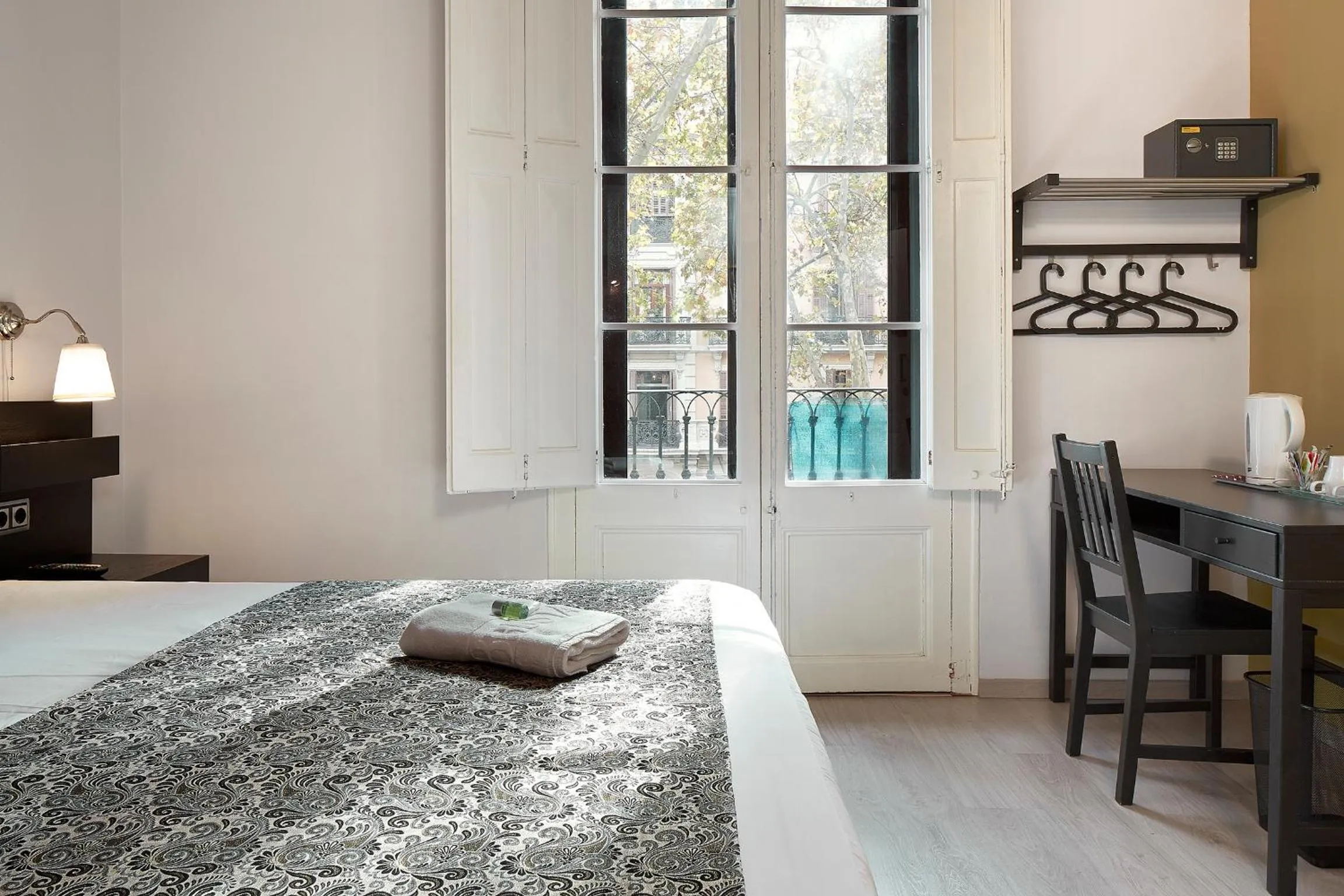 Day, Bed in BruStar Gotic-Centric