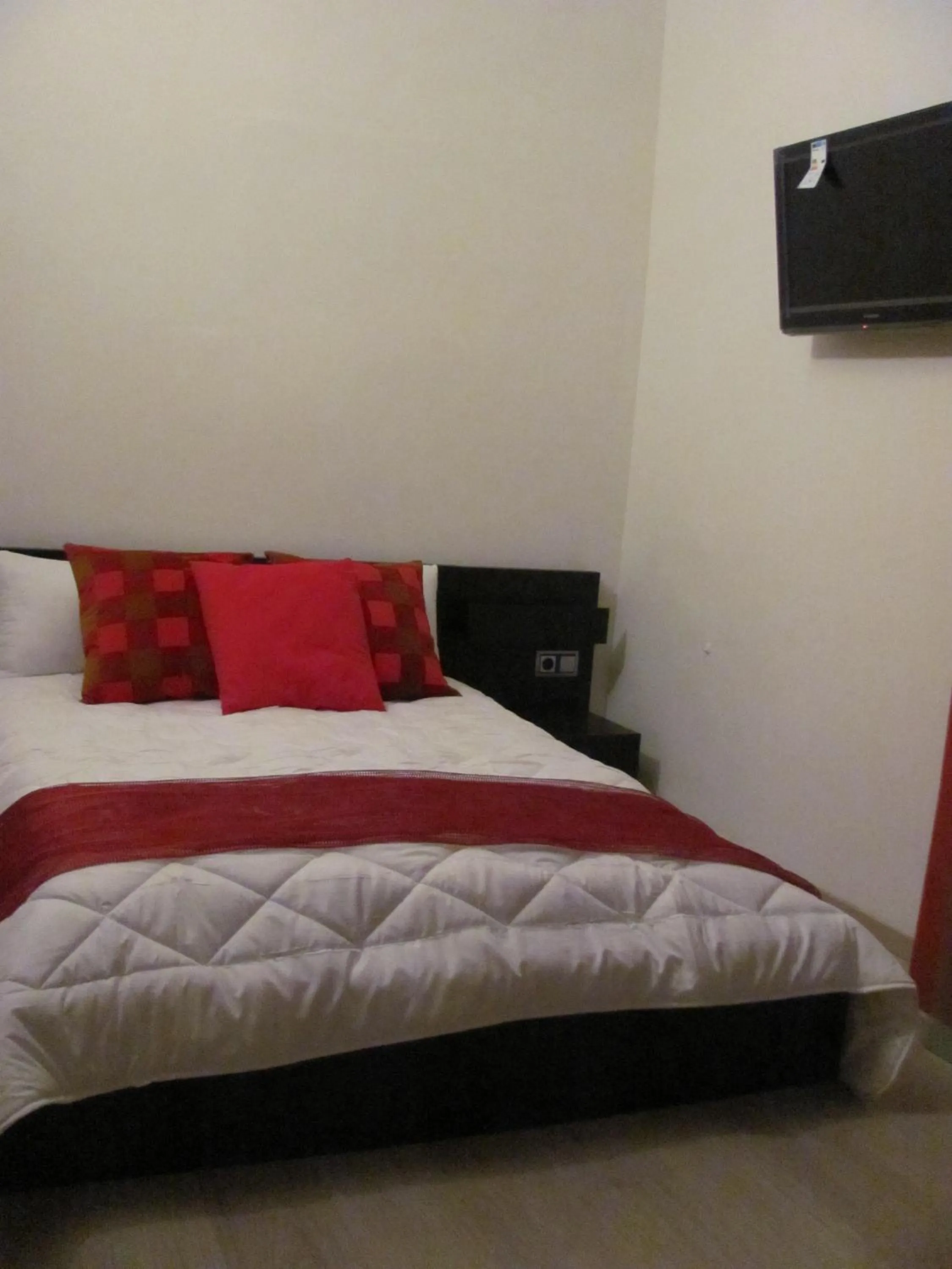 Photo of the whole room, Bed in BruStar Gotic-Centric