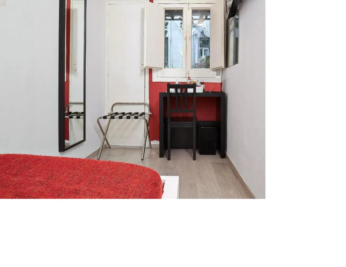 Photo of the whole room, Bed in BruStar Gotic-Centric