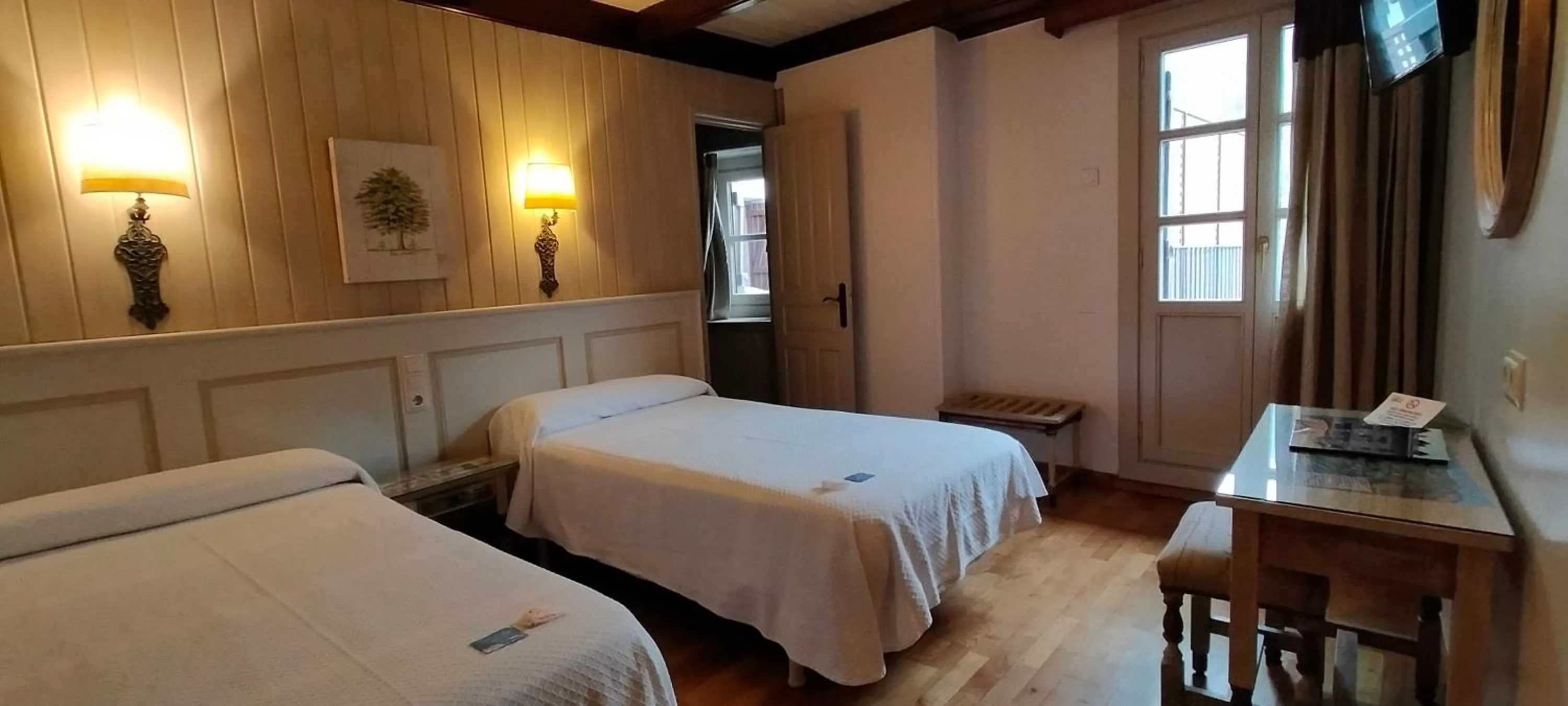 Photo of the whole room, Bed in Hotel Villa de Torla