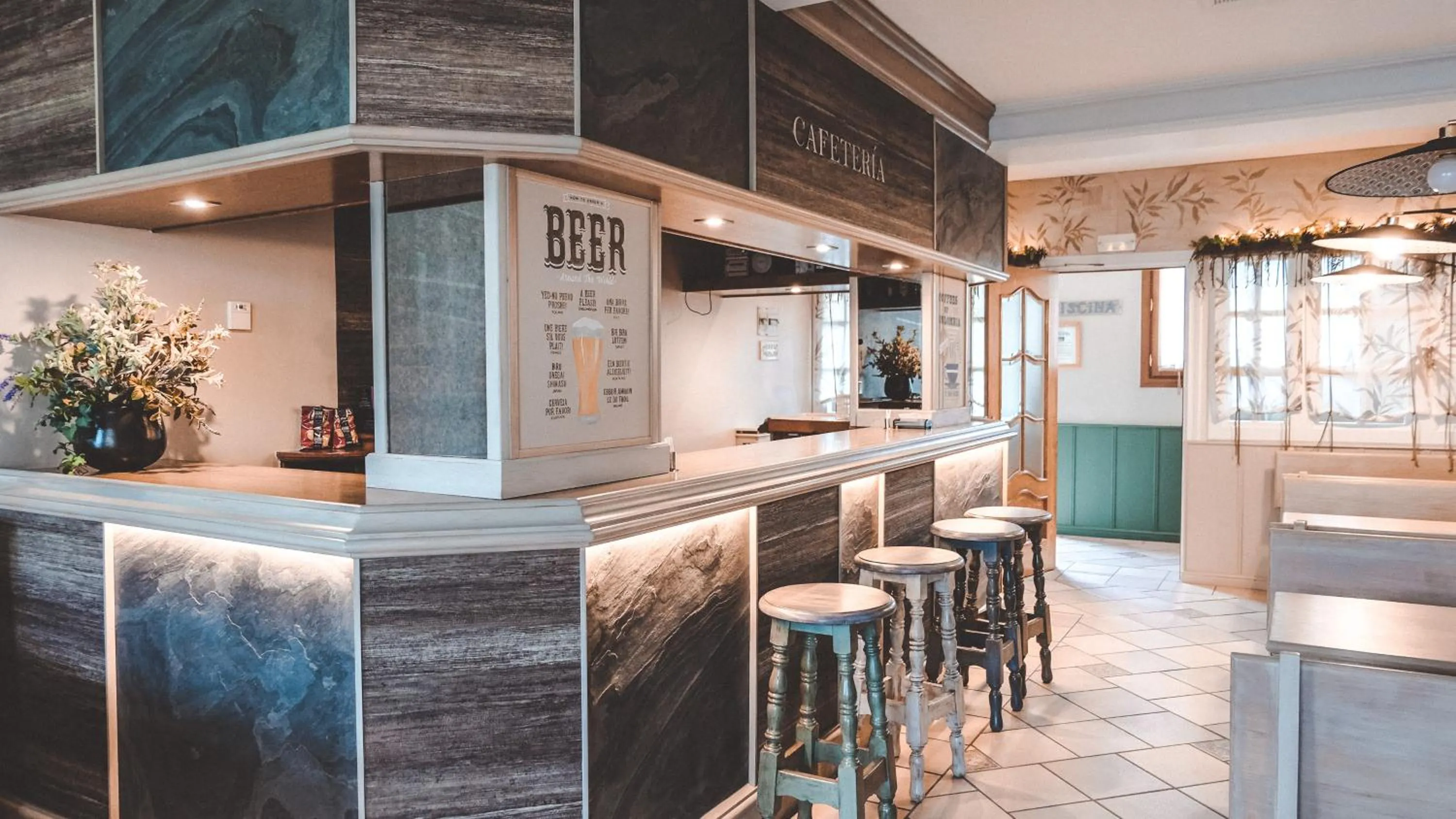 Lounge or bar in Hotel Villa de Torla