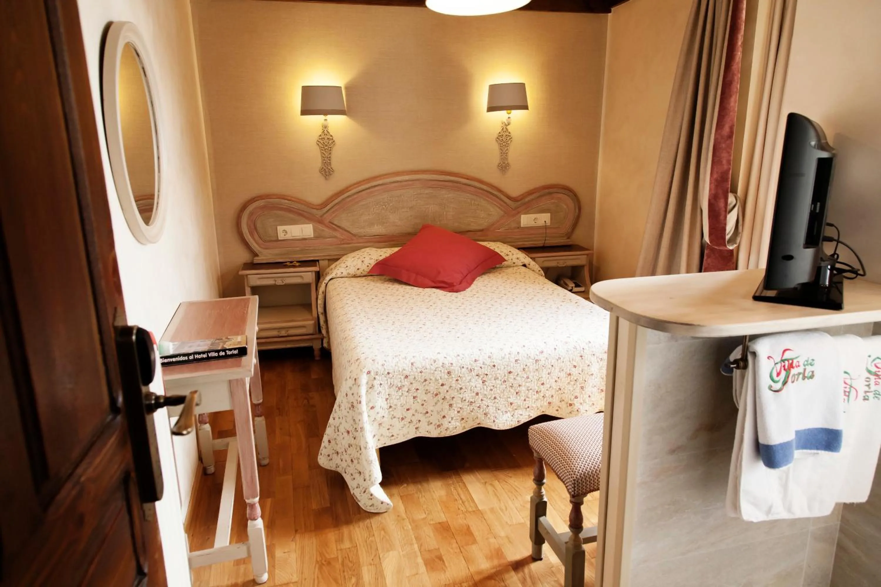 Photo of the whole room, Bed in Hotel Villa de Torla