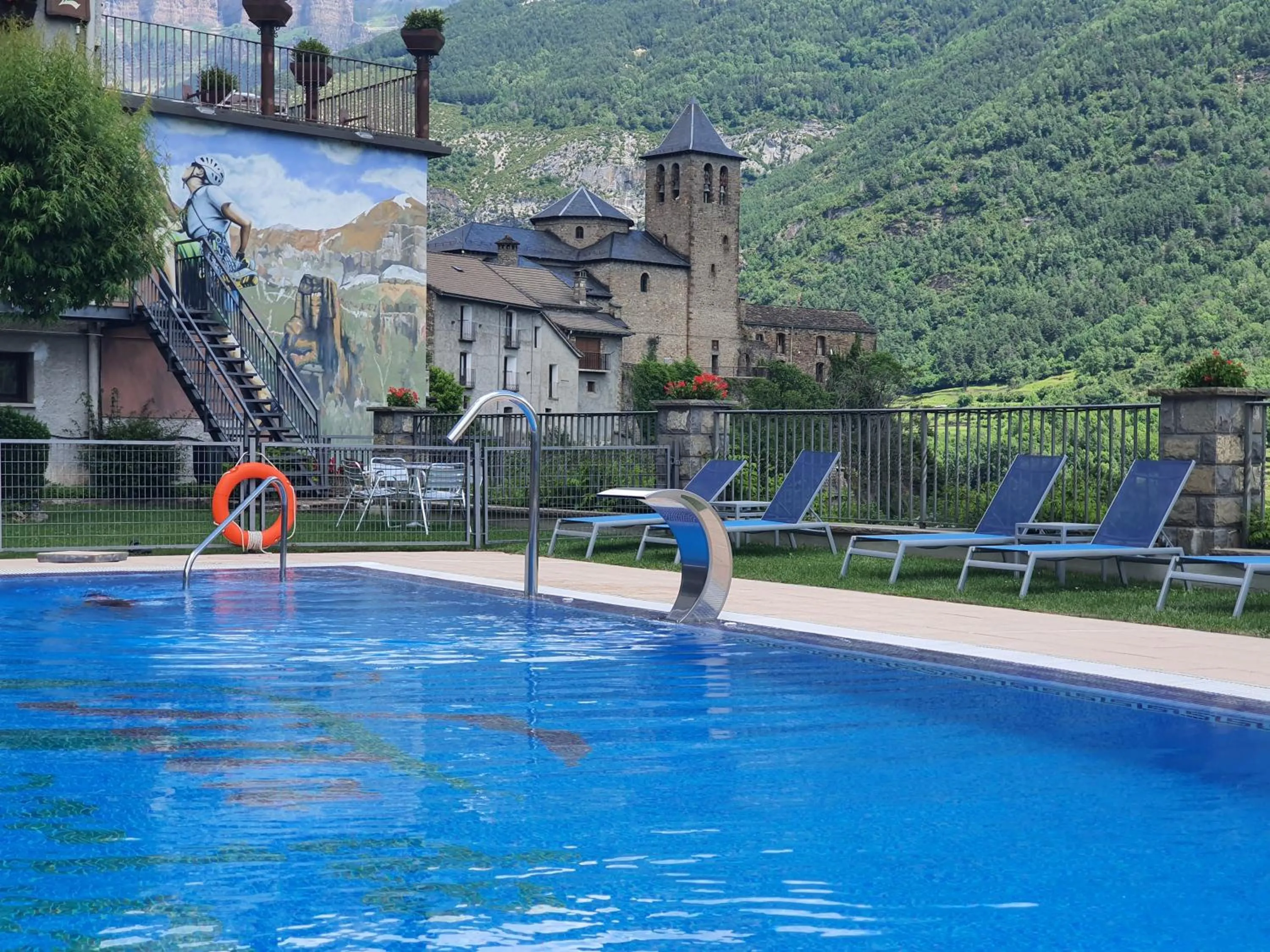 Pool view in Hotel Villa de Torla