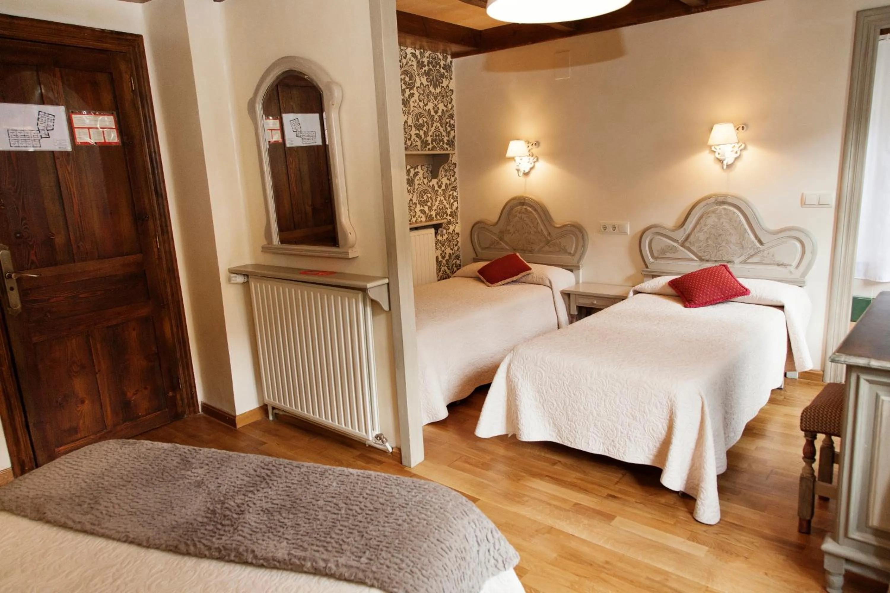 Photo of the whole room, Bed in Hotel Villa de Torla