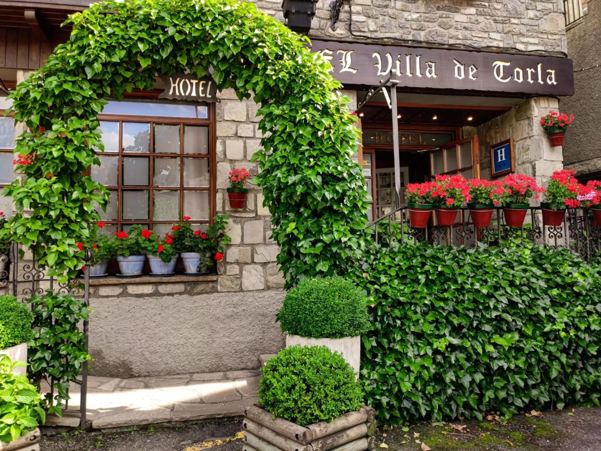 Lobby or reception in Hotel Villa de Torla