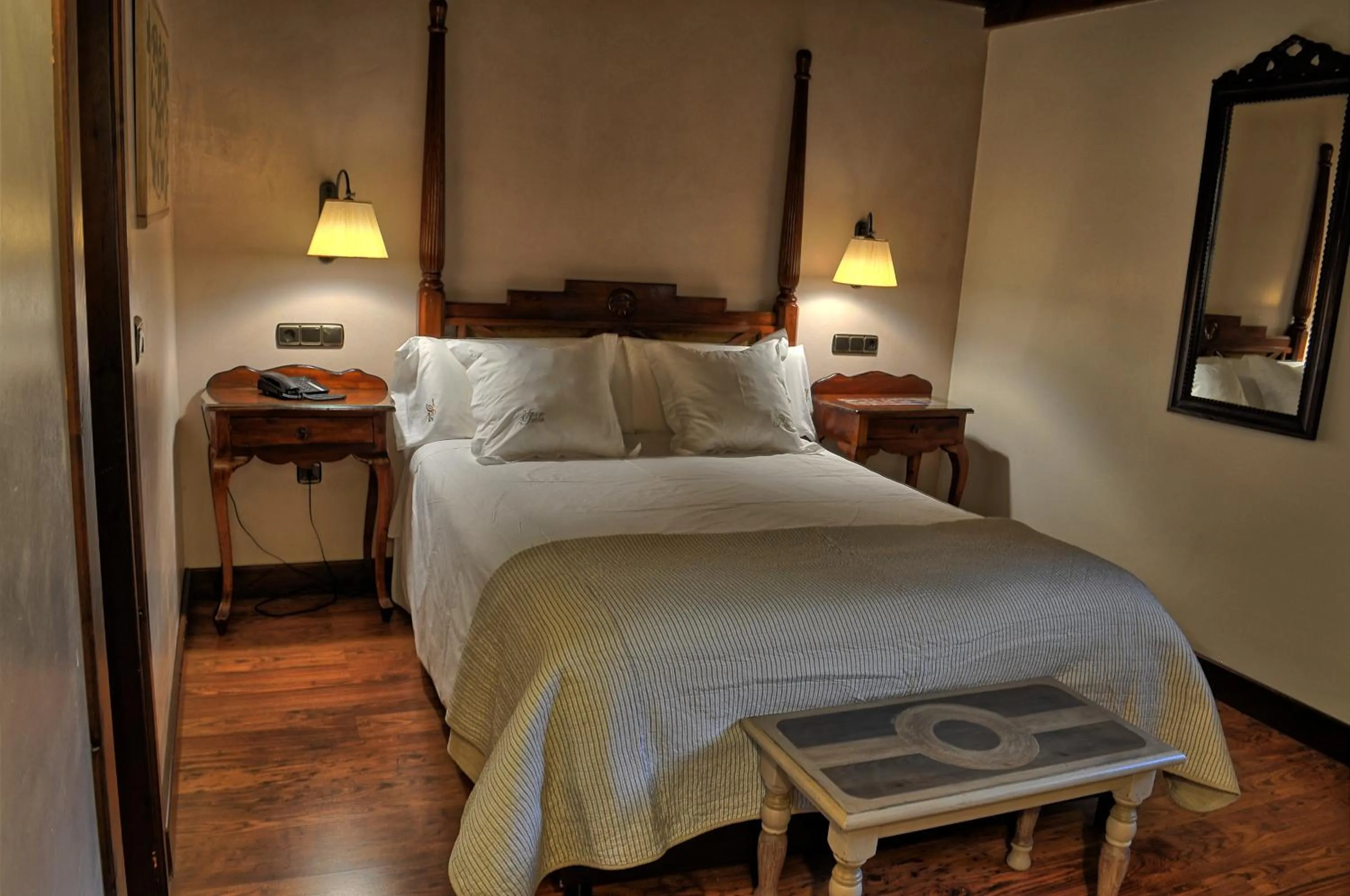 Bedroom, Bed in Hotel Villa de Torla