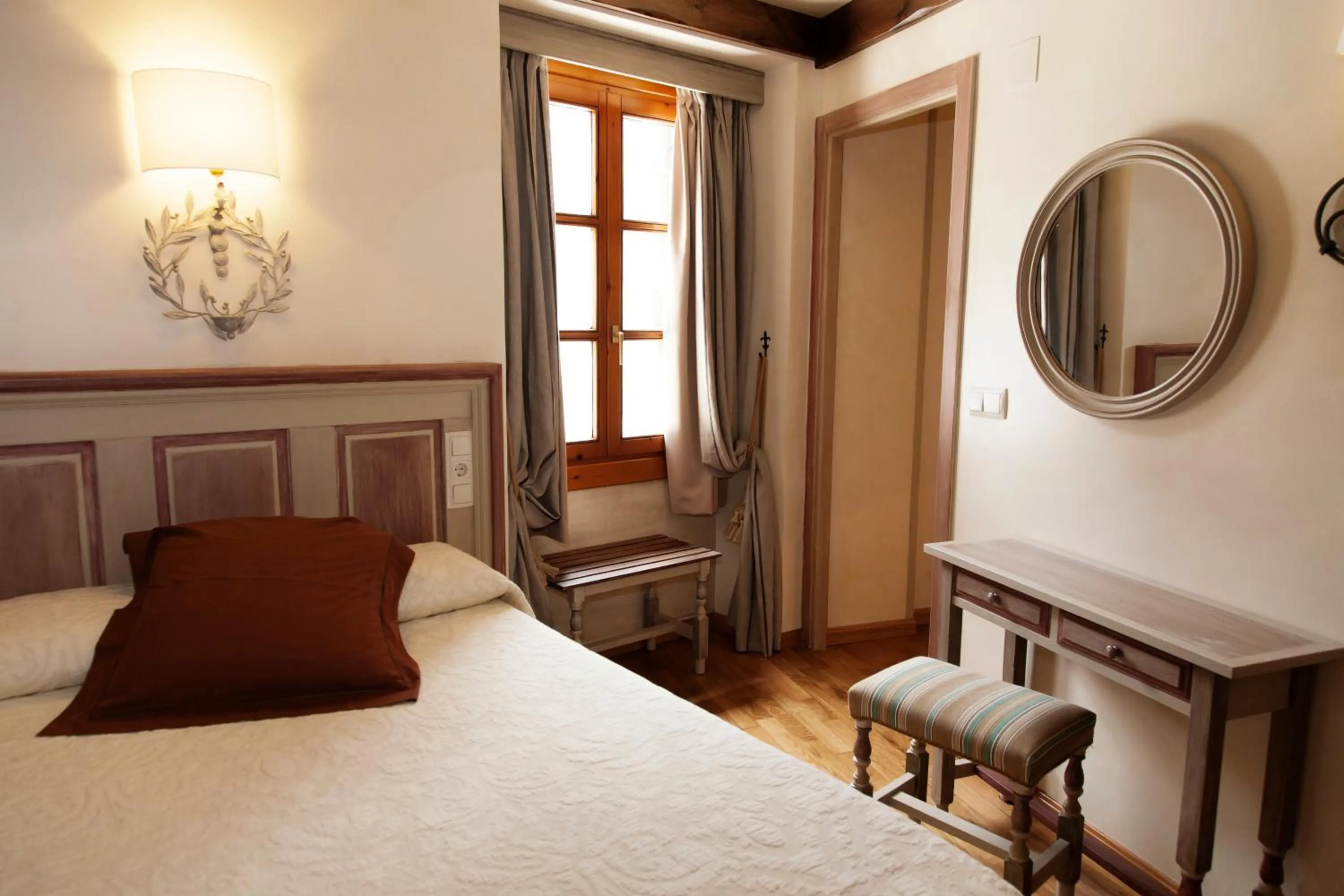 Photo of the whole room, Bed in Hotel Villa de Torla