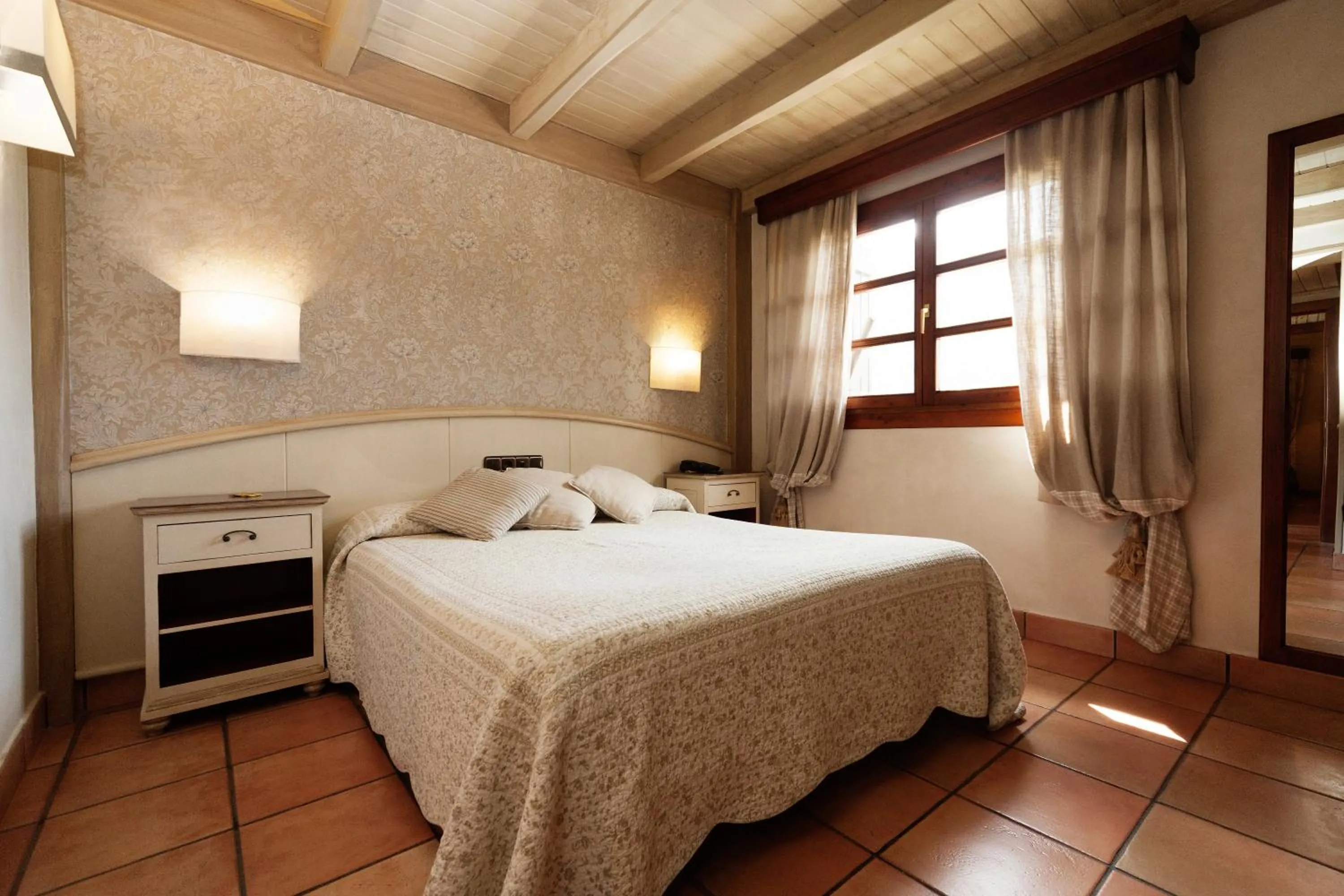 Photo of the whole room, Bed in Hotel Villa de Torla