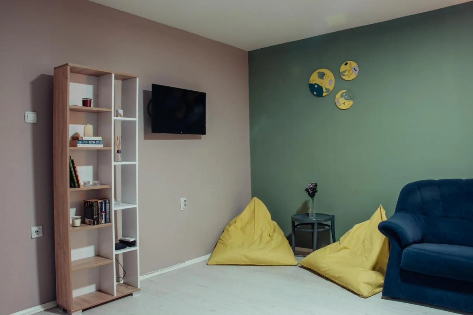 Communal lounge/ TV room in Skopje Downtown Hostel
