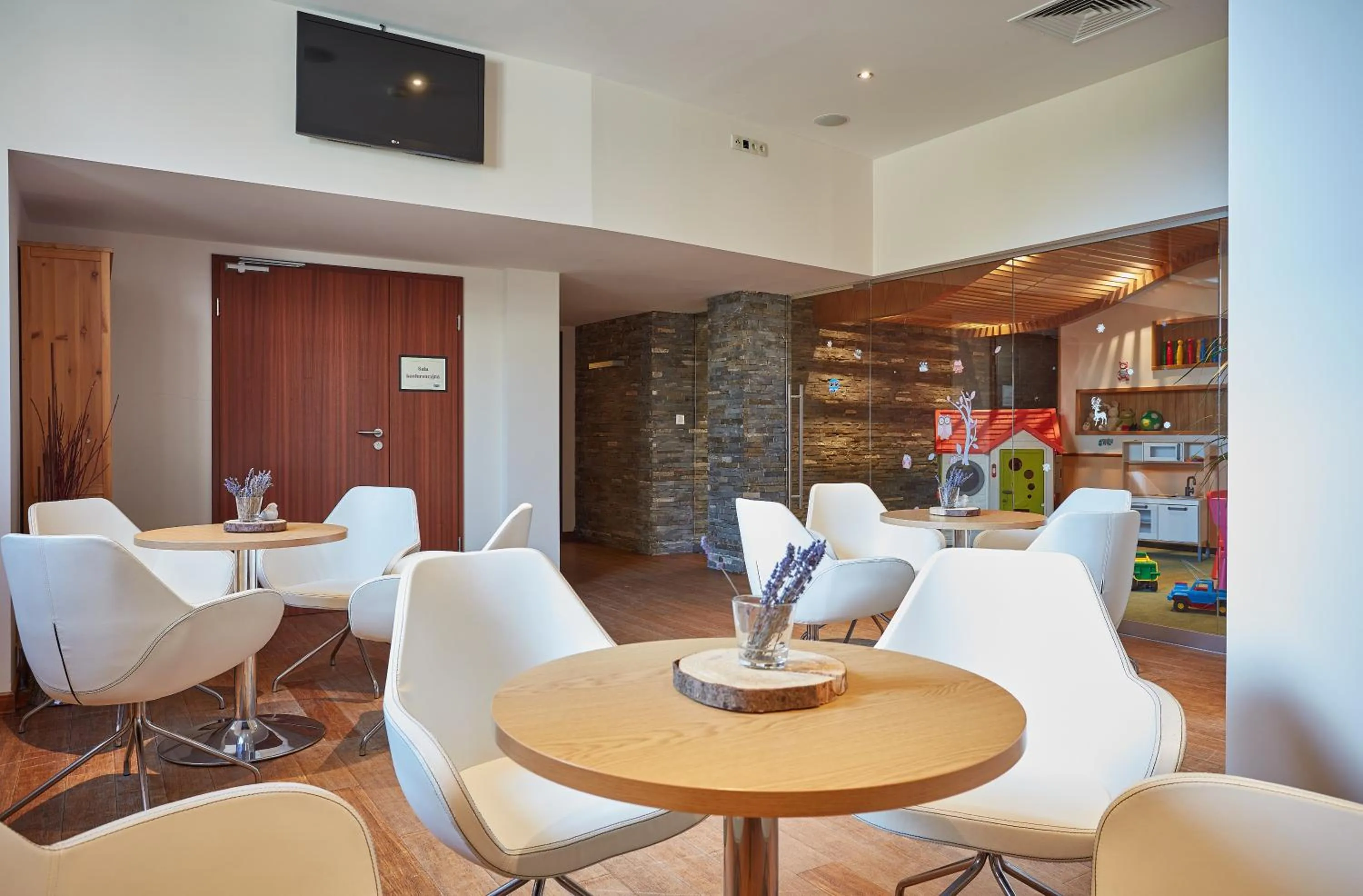 Communal lounge/ TV room in Hotel Zbójnicówka