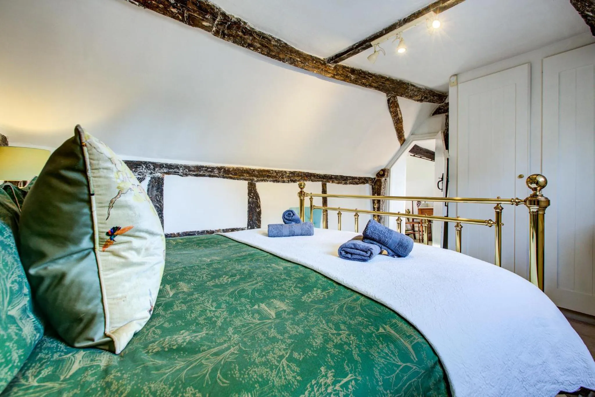 Bedroom, Bed in Eglantine