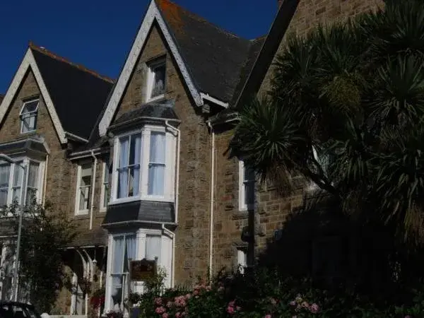 Property building in Duporth Guest House Property building in Duporth Guest House