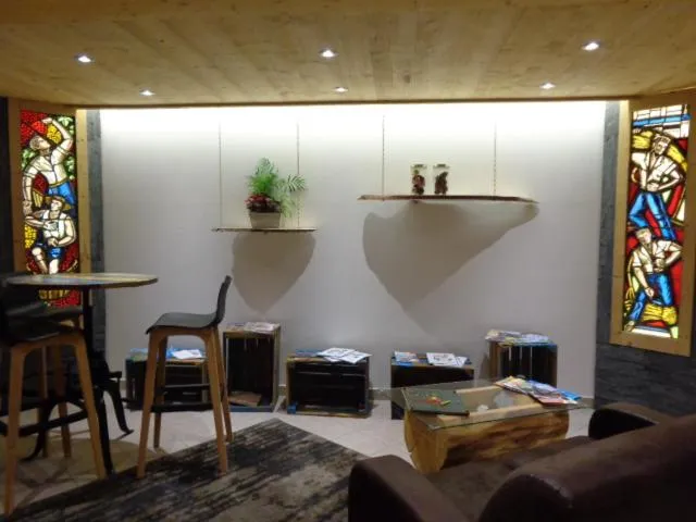 Decorative detail in Hôtel Du Midi