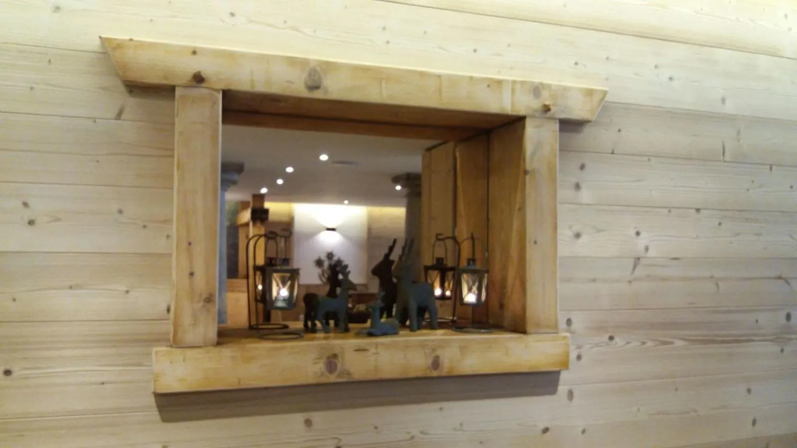 Decorative detail in Hôtel Du Midi