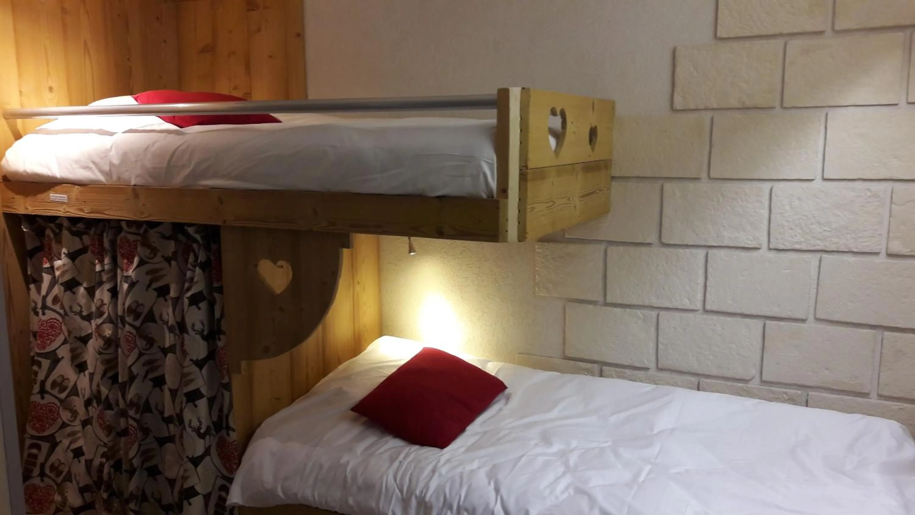 Decorative detail, Bed in Hôtel Du Midi