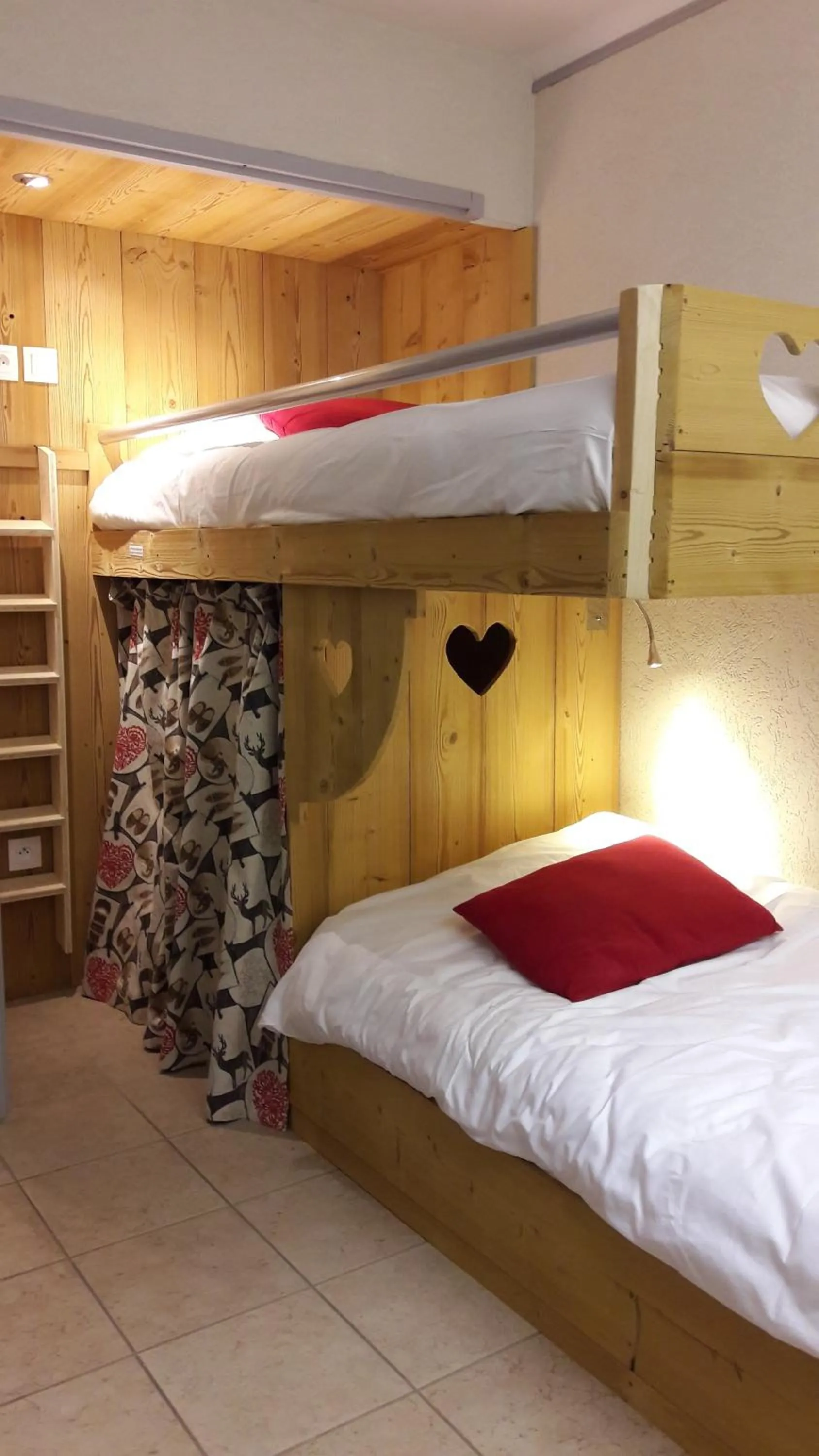 bunk bed, Bed in Hôtel Du Midi