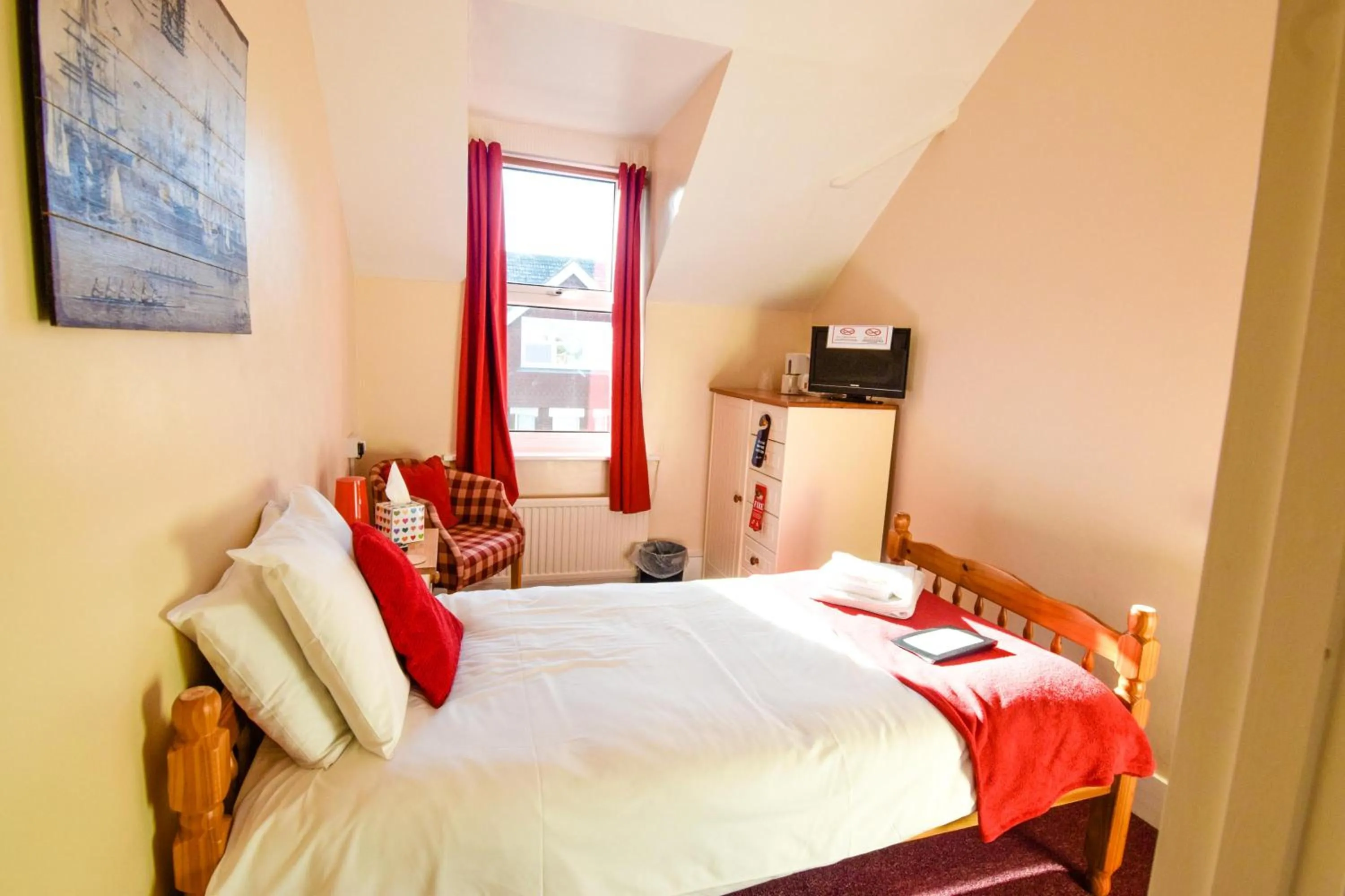 Photo of the whole room, Bed in Eastbourne Reymar