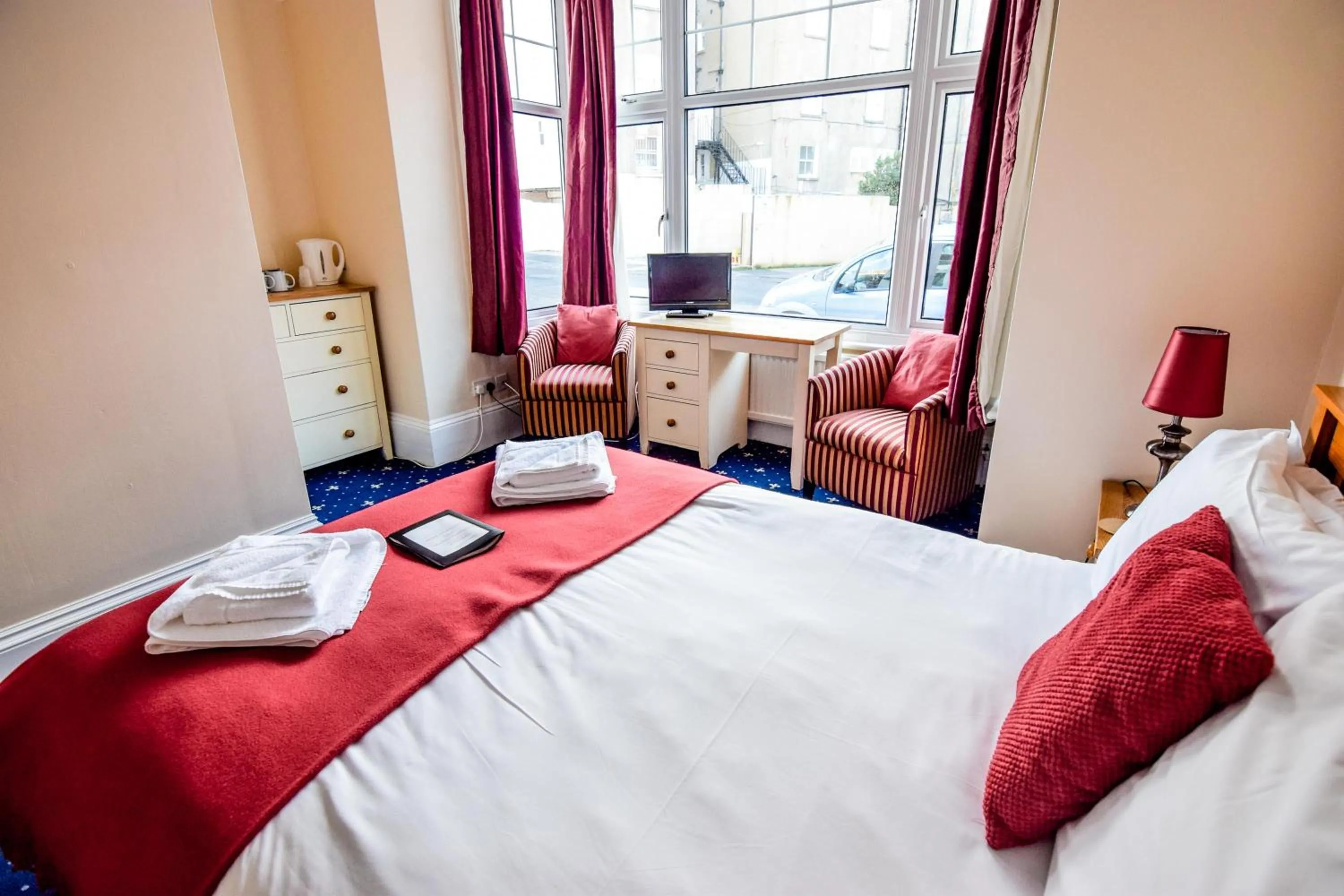 Photo of the whole room, Bed in Eastbourne Reymar