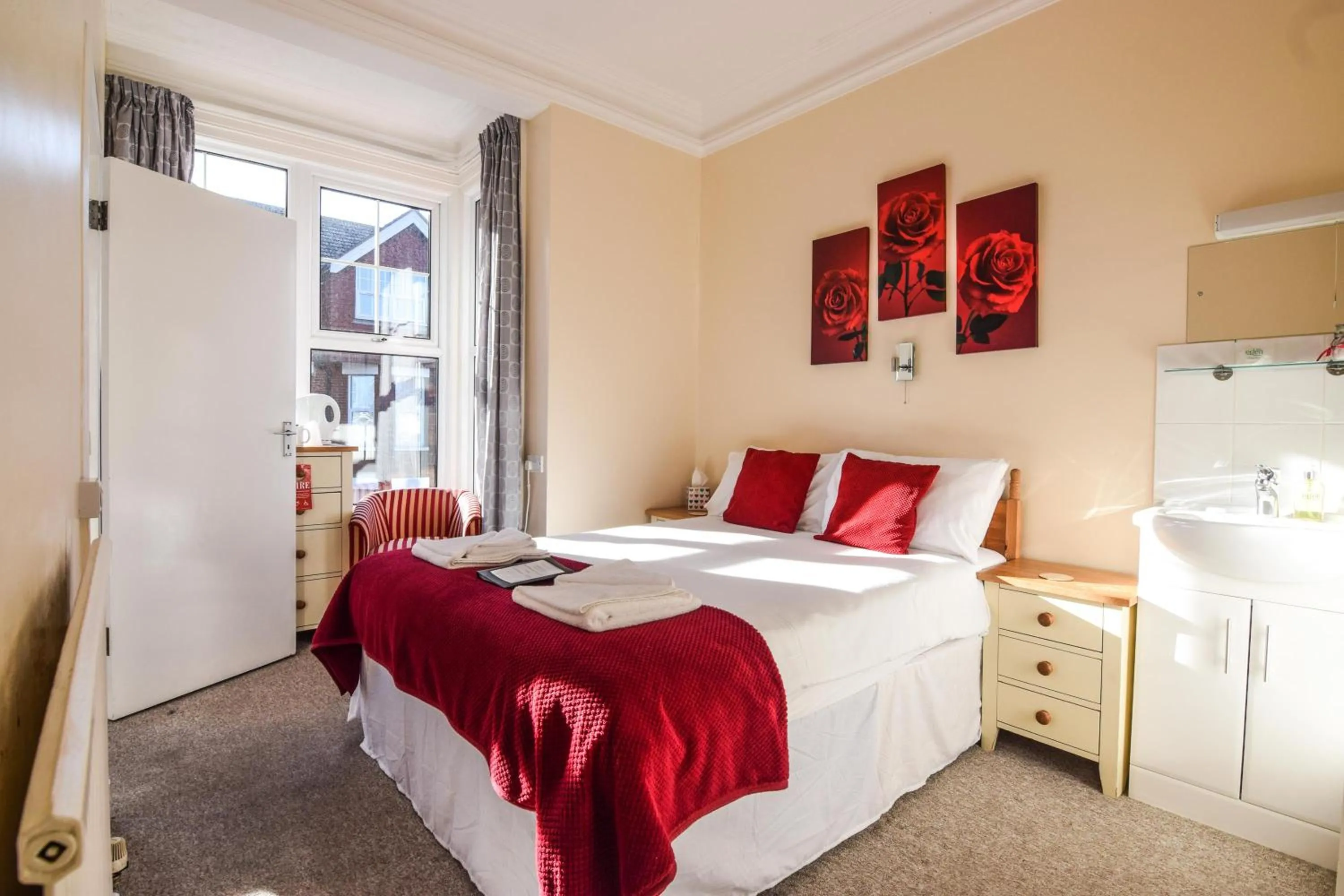 Photo of the whole room, Bed in Eastbourne Reymar