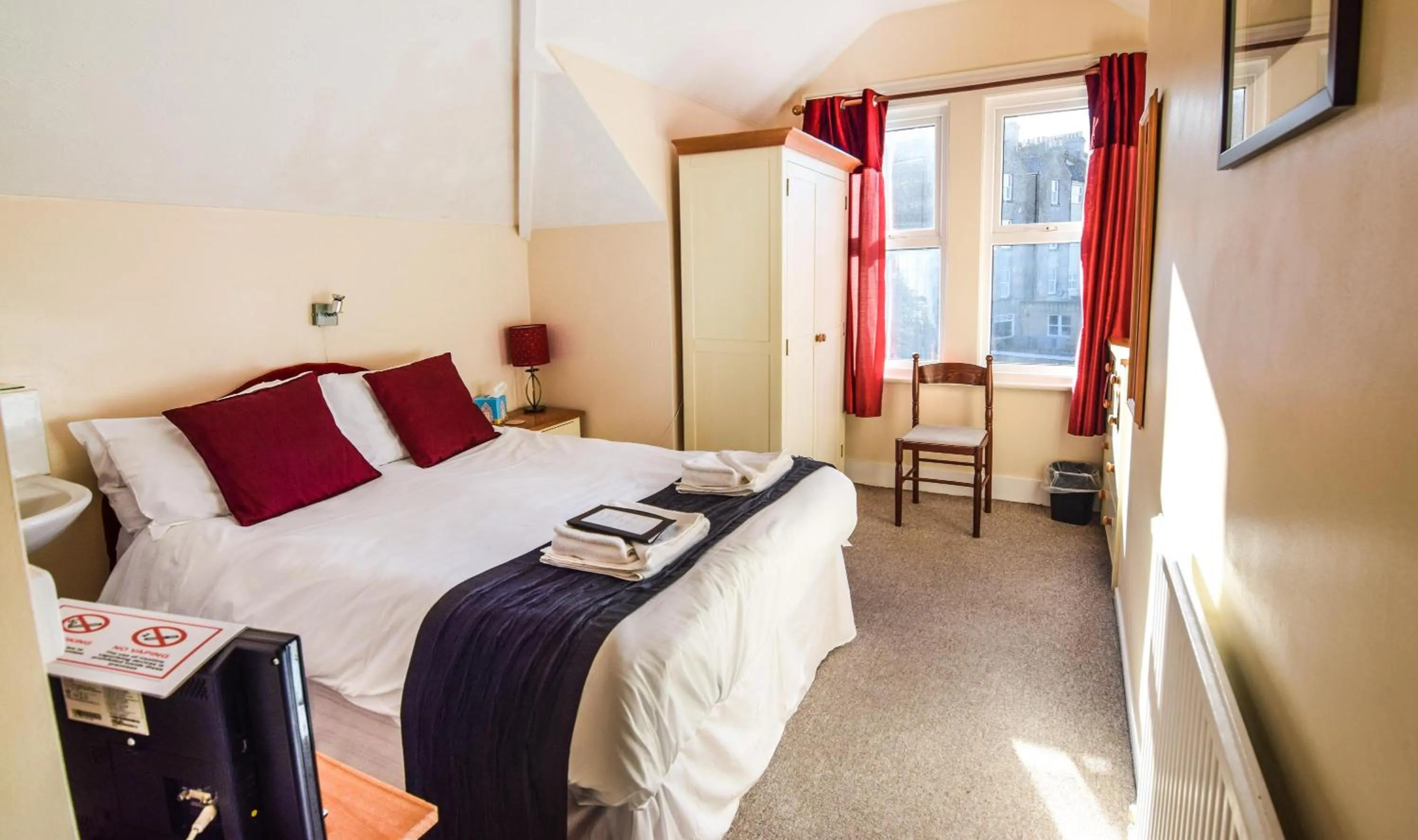 Photo of the whole room, Bed in Eastbourne Reymar