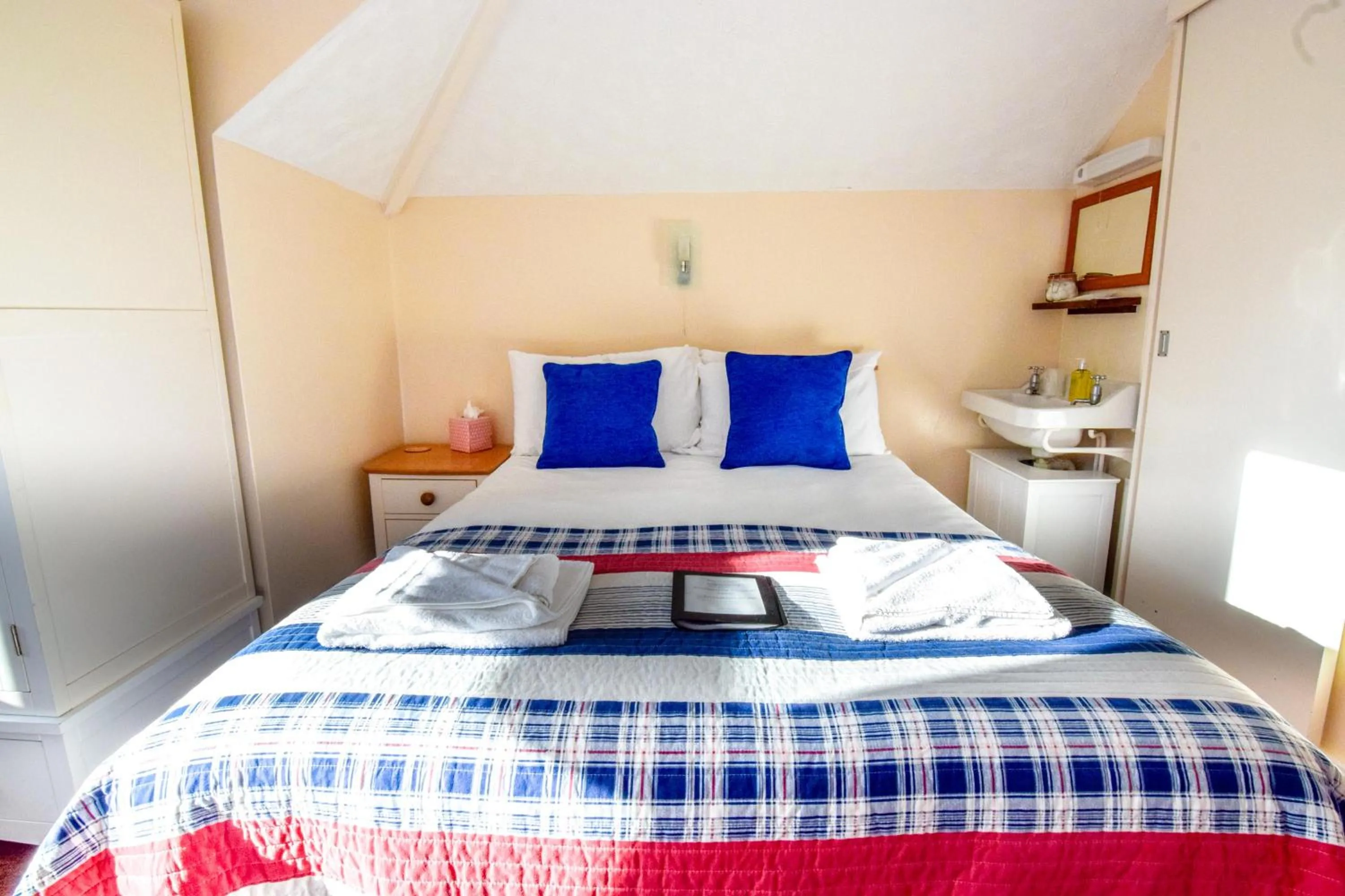 Photo of the whole room, Bed in Eastbourne Reymar