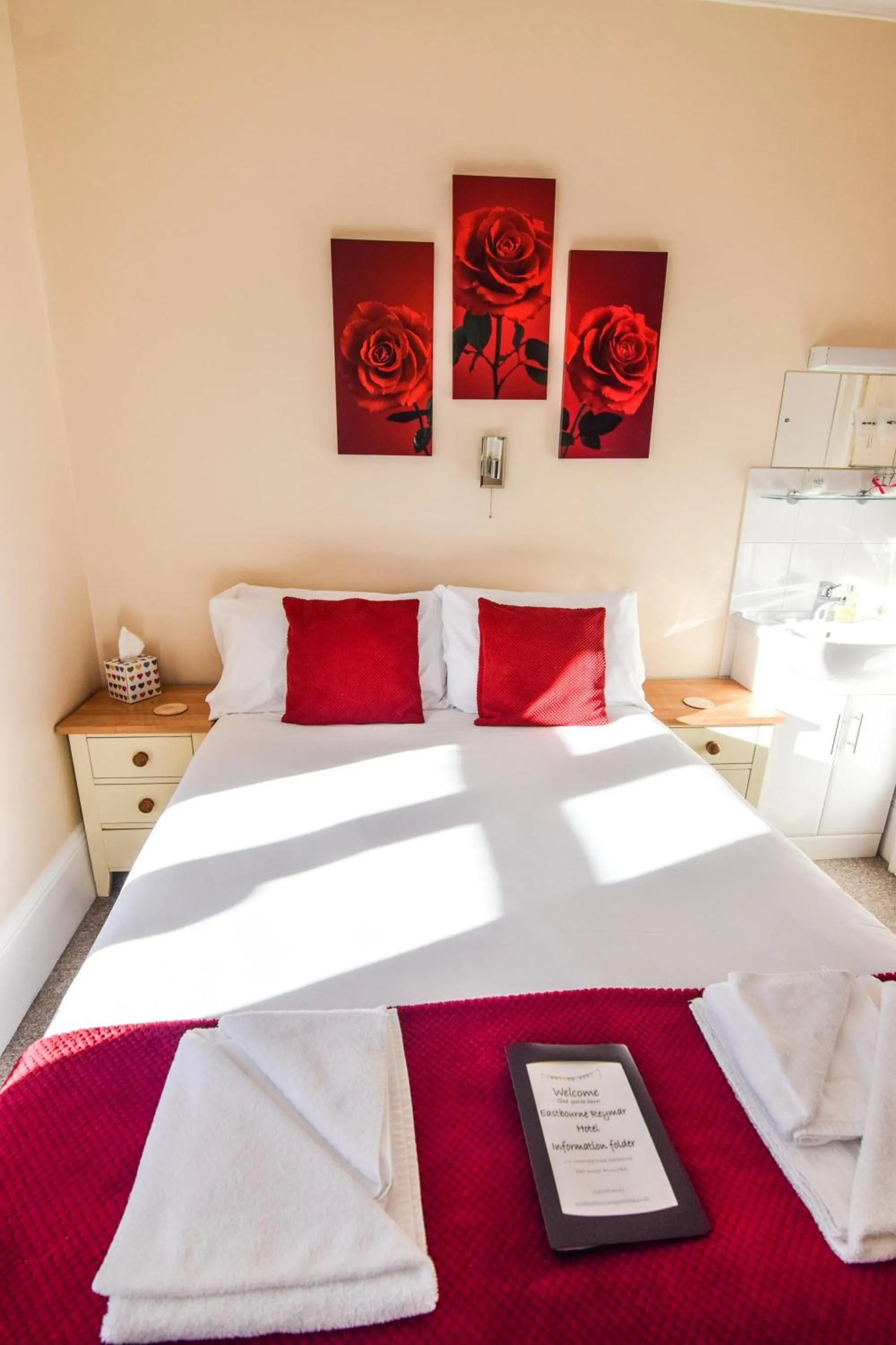 Photo of the whole room, Bed in Eastbourne Reymar