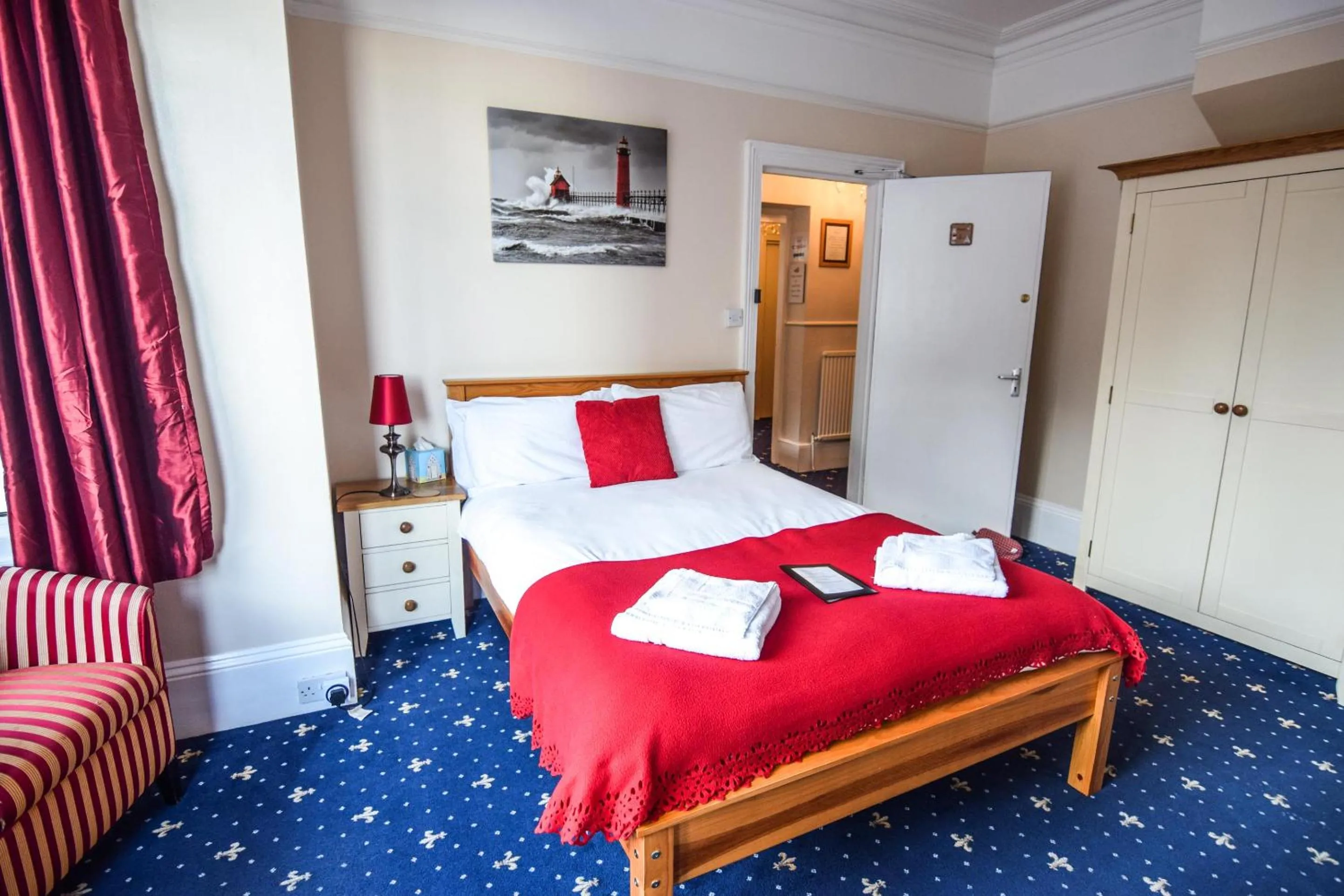 Photo of the whole room, Bed in Eastbourne Reymar