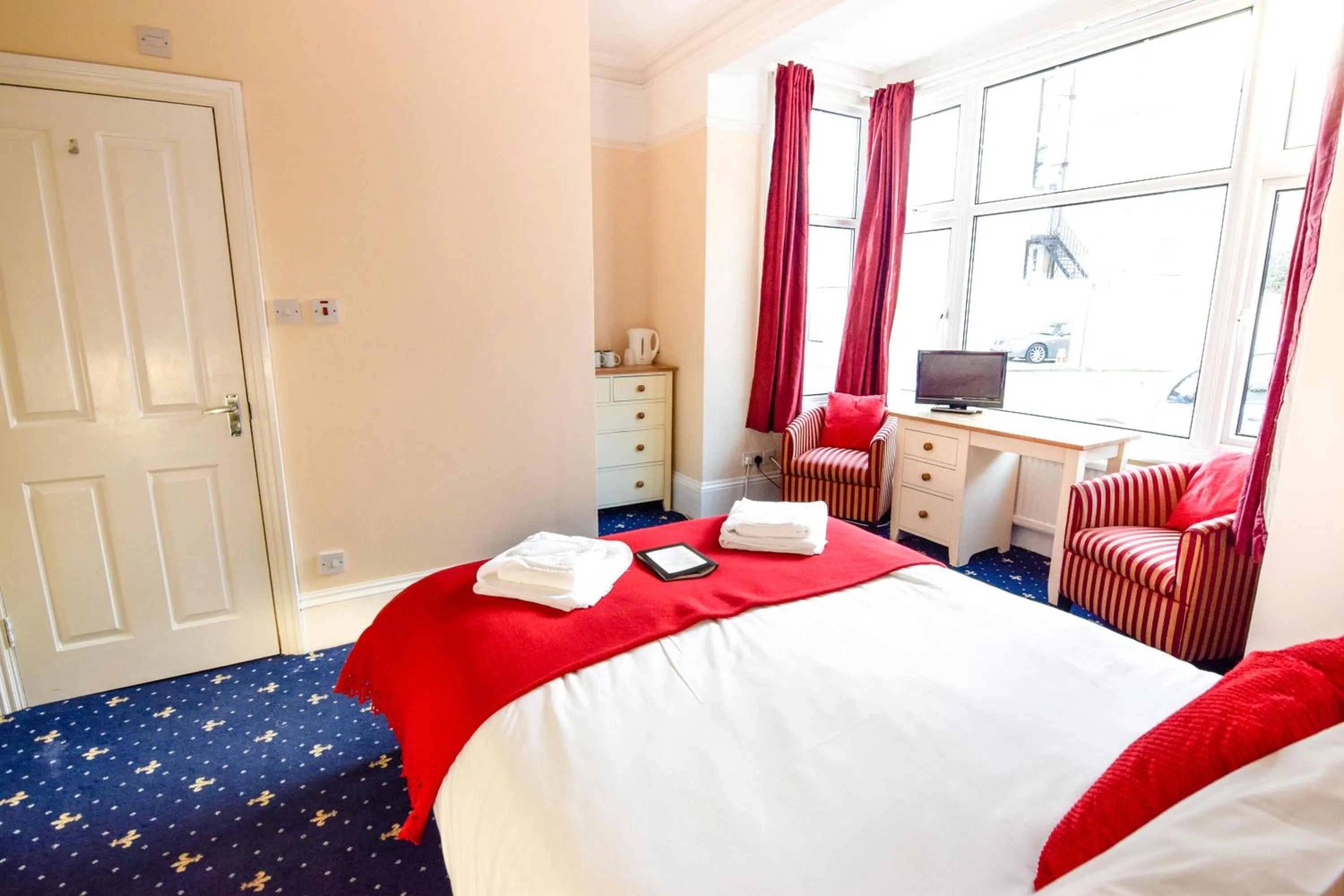 Photo of the whole room, Bed in Eastbourne Reymar