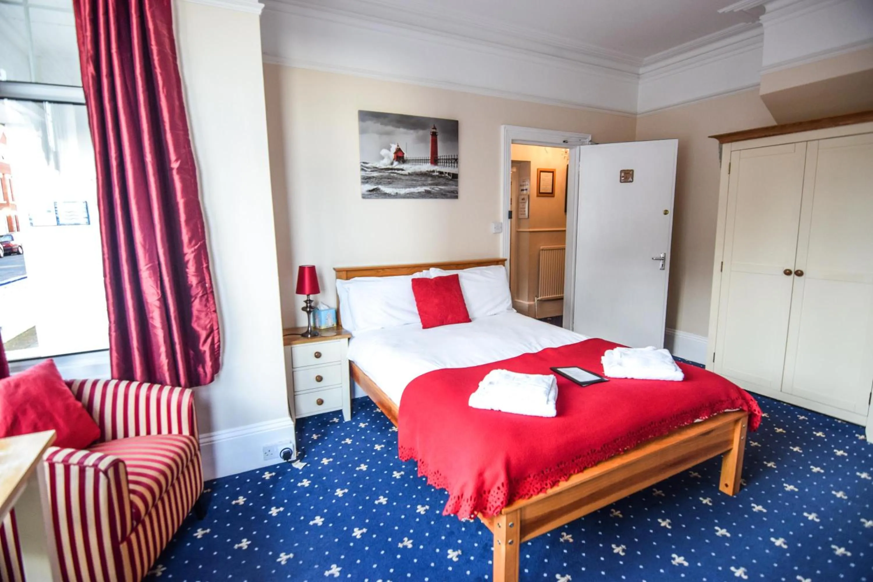 Photo of the whole room, Bed in Eastbourne Reymar